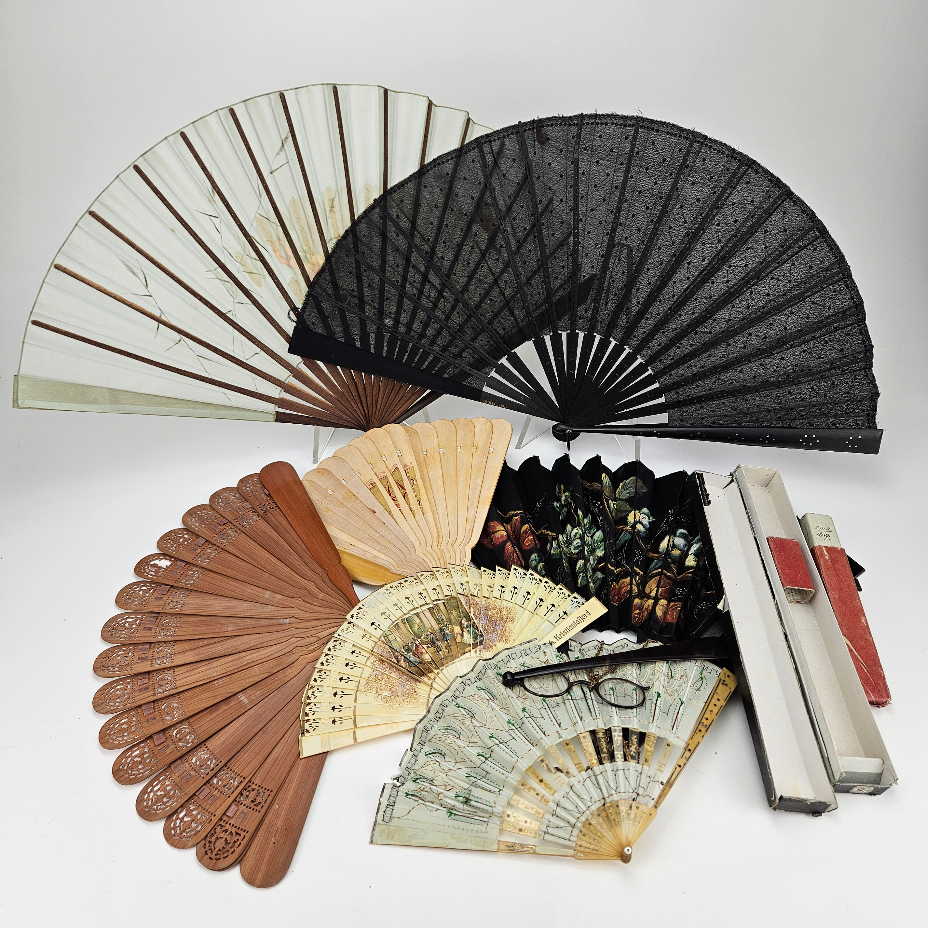 LORNJETT OCH SOLFJÄDRAR, 8 delar, 1900-tal.