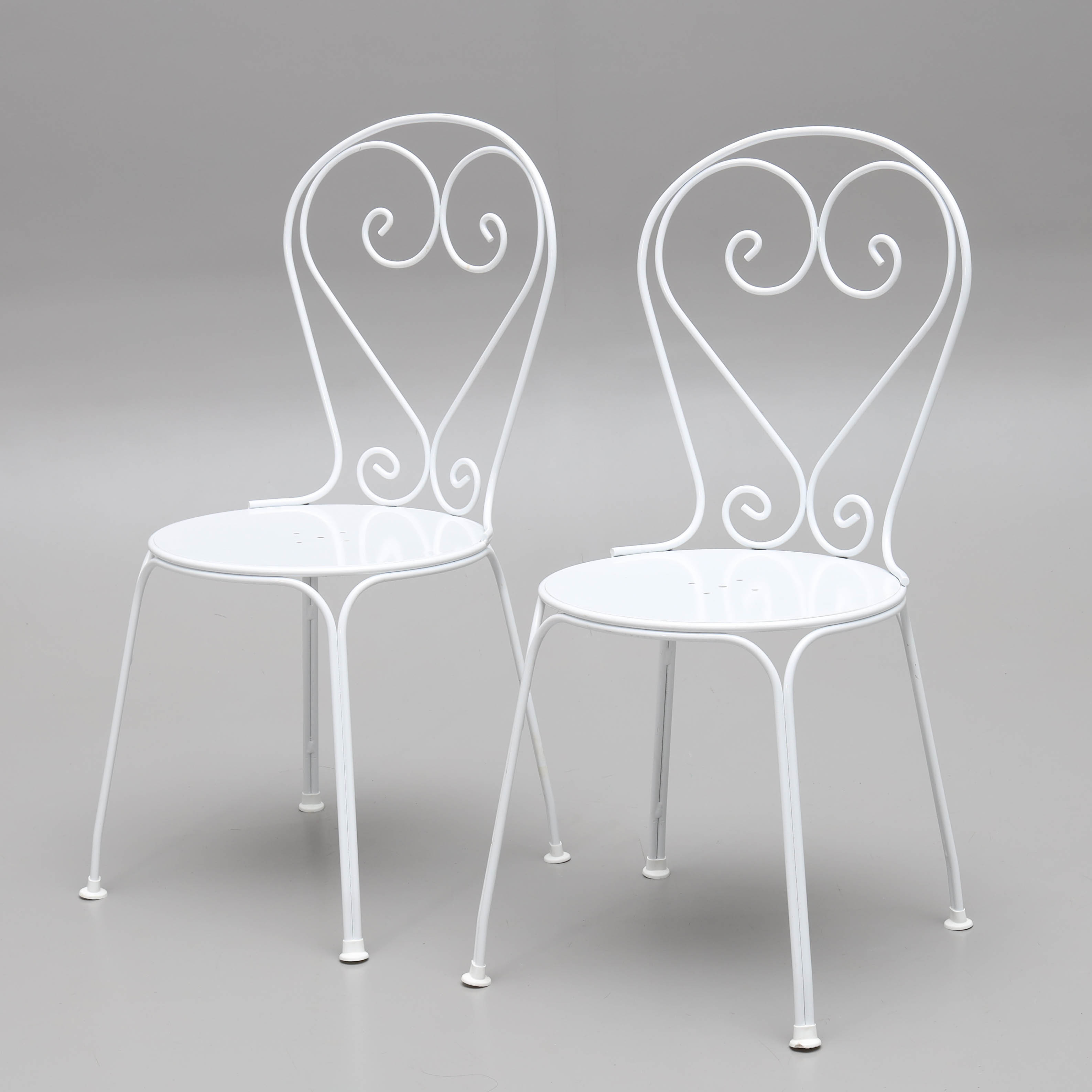 CAFÈSTOLAR, 2 st, "Classic stol no 1", vitlackerad stomme, sits av trä, Byarums Bruk, 19/2000-tal.