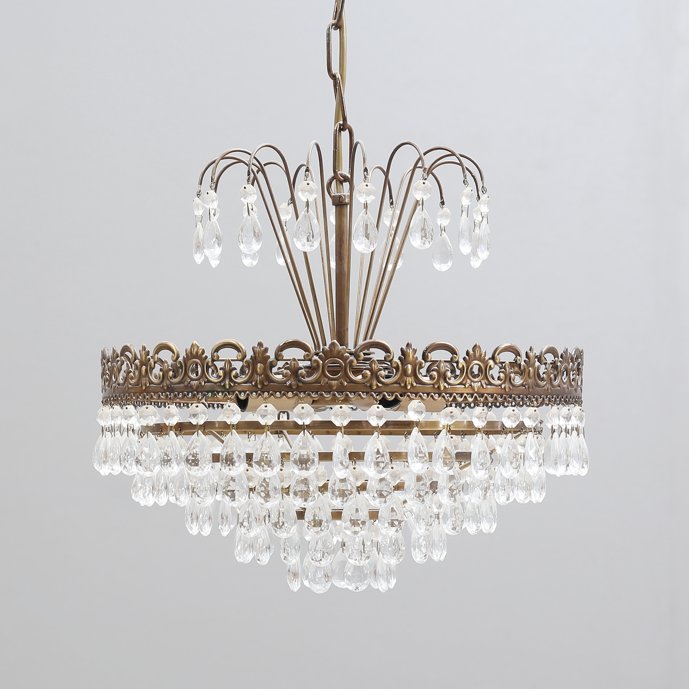 TAKPLAFOND, gulmetall/prismor, 1900-talets andra hälft.