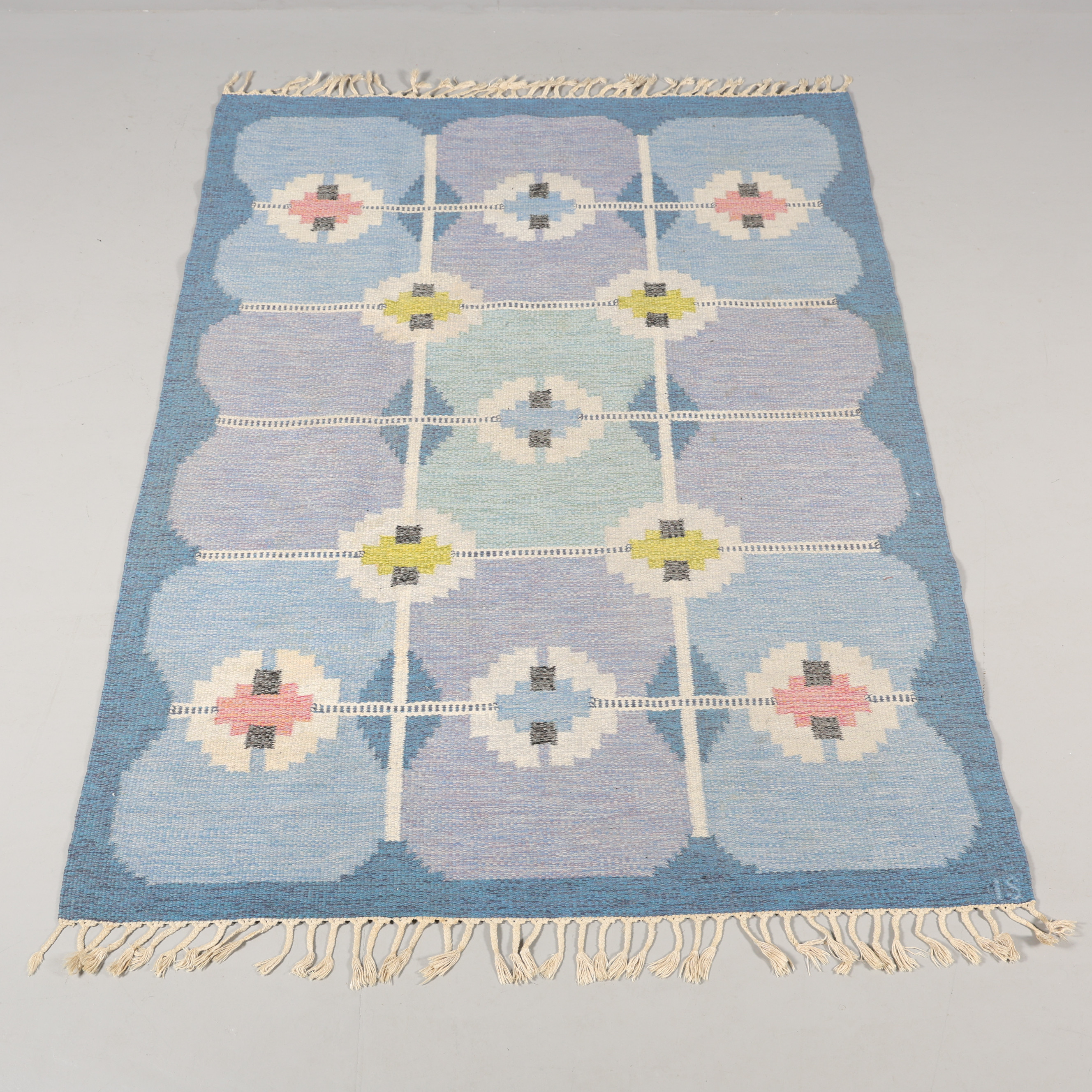 INGEGERD SILOW. RÖLLAKANMATTA, signerad. 169x229 cm.