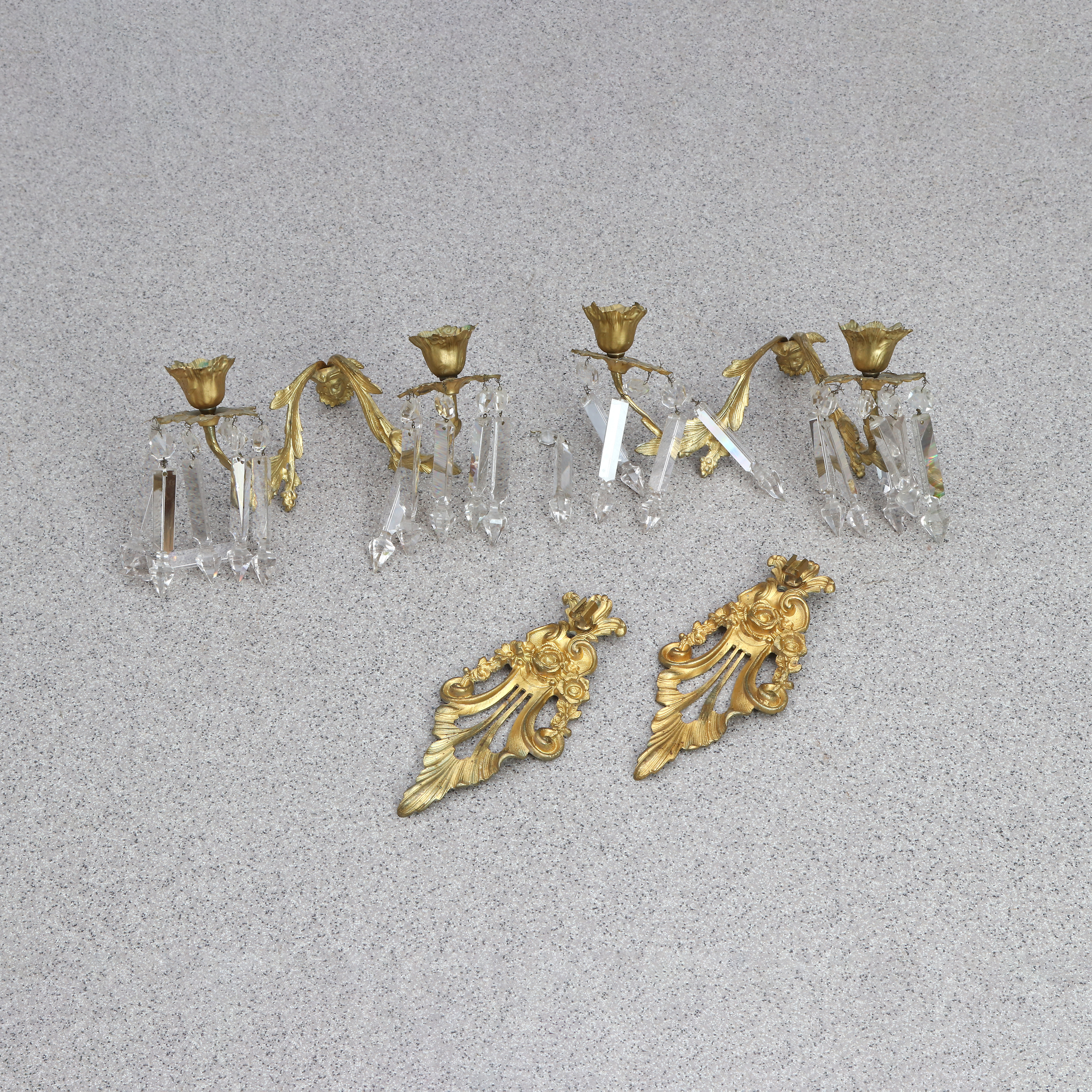 VÄGGLAMPETTER MED PRISMOR, ETT PAR. Förgylld mässing. Nyrokoko, 1800-talets andra hälft.