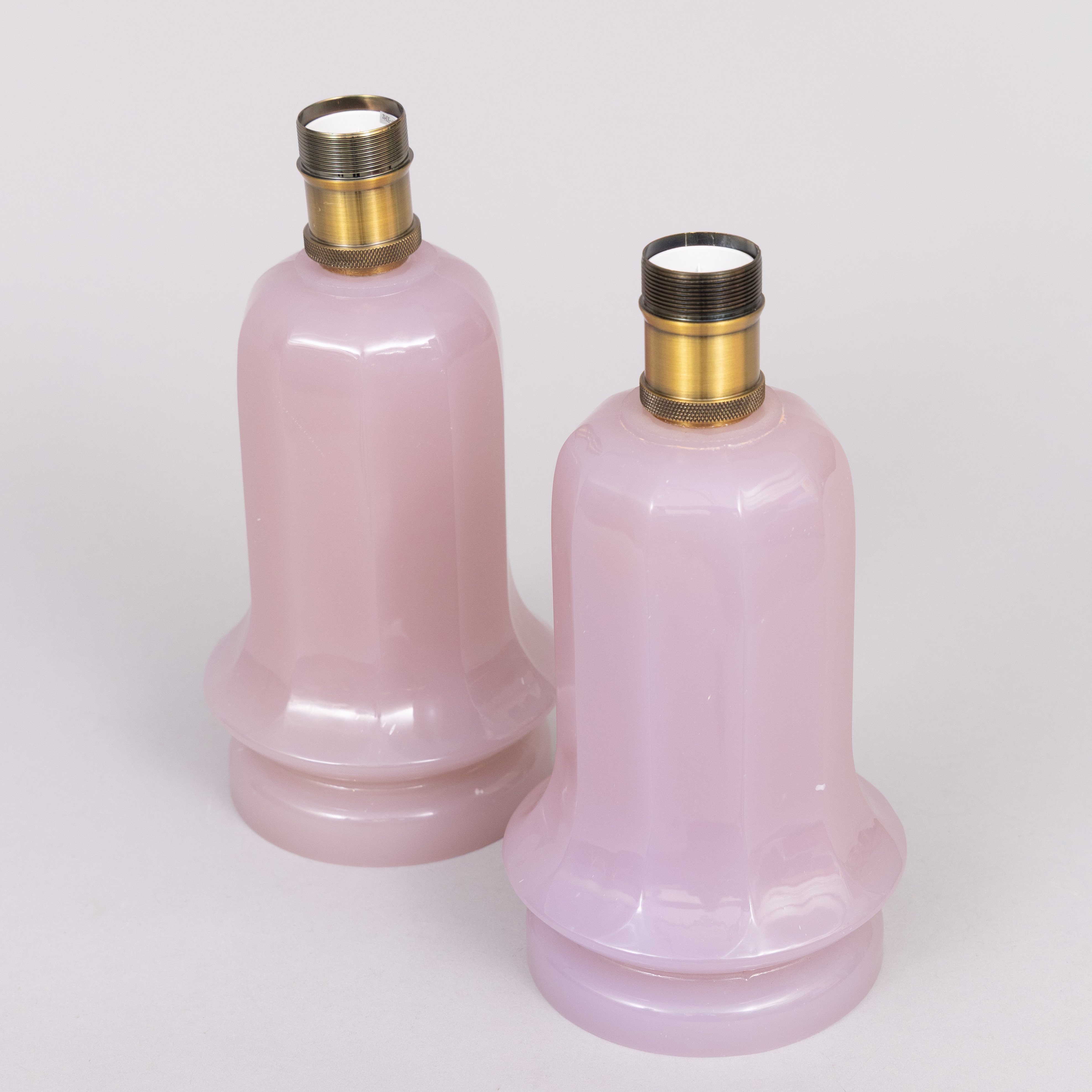 BORDSLAMPOR, 2 st, opalglas, nyare tillverkning.