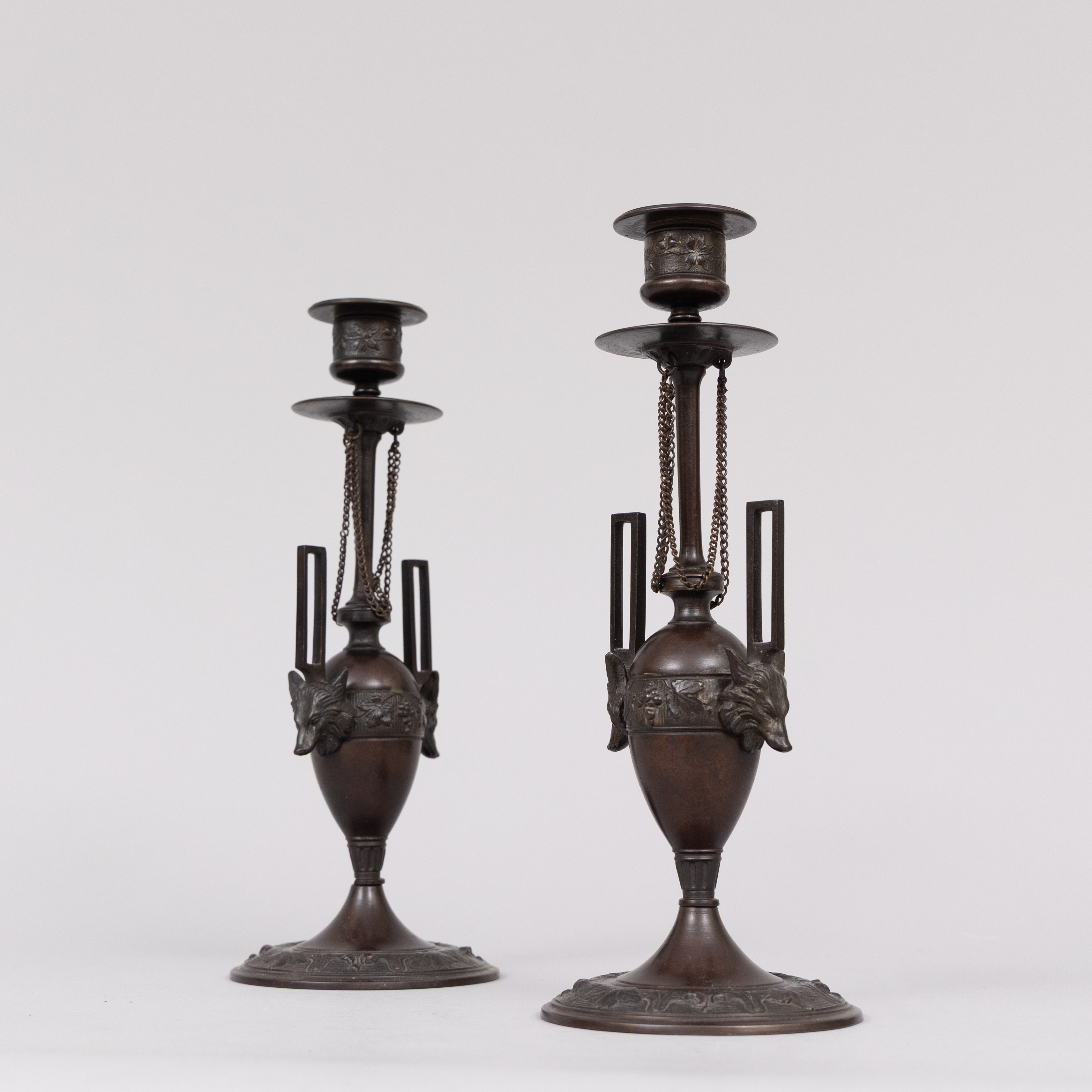 LJUSSTAKAR, patinerad brons, 1900-tal.