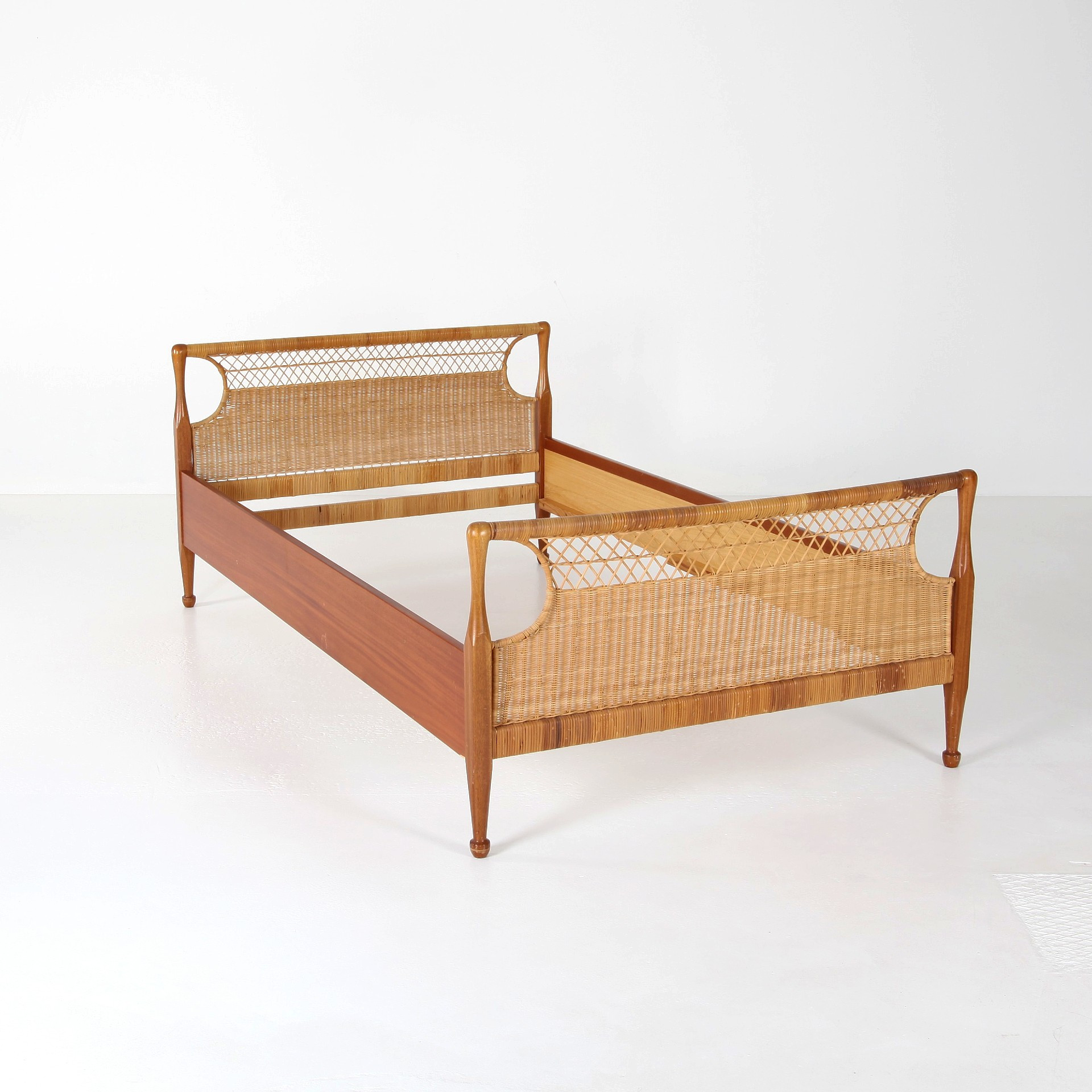 JOSEF FRANK. 1885-1967. Sängram, modell 960, mahogny, rotting.