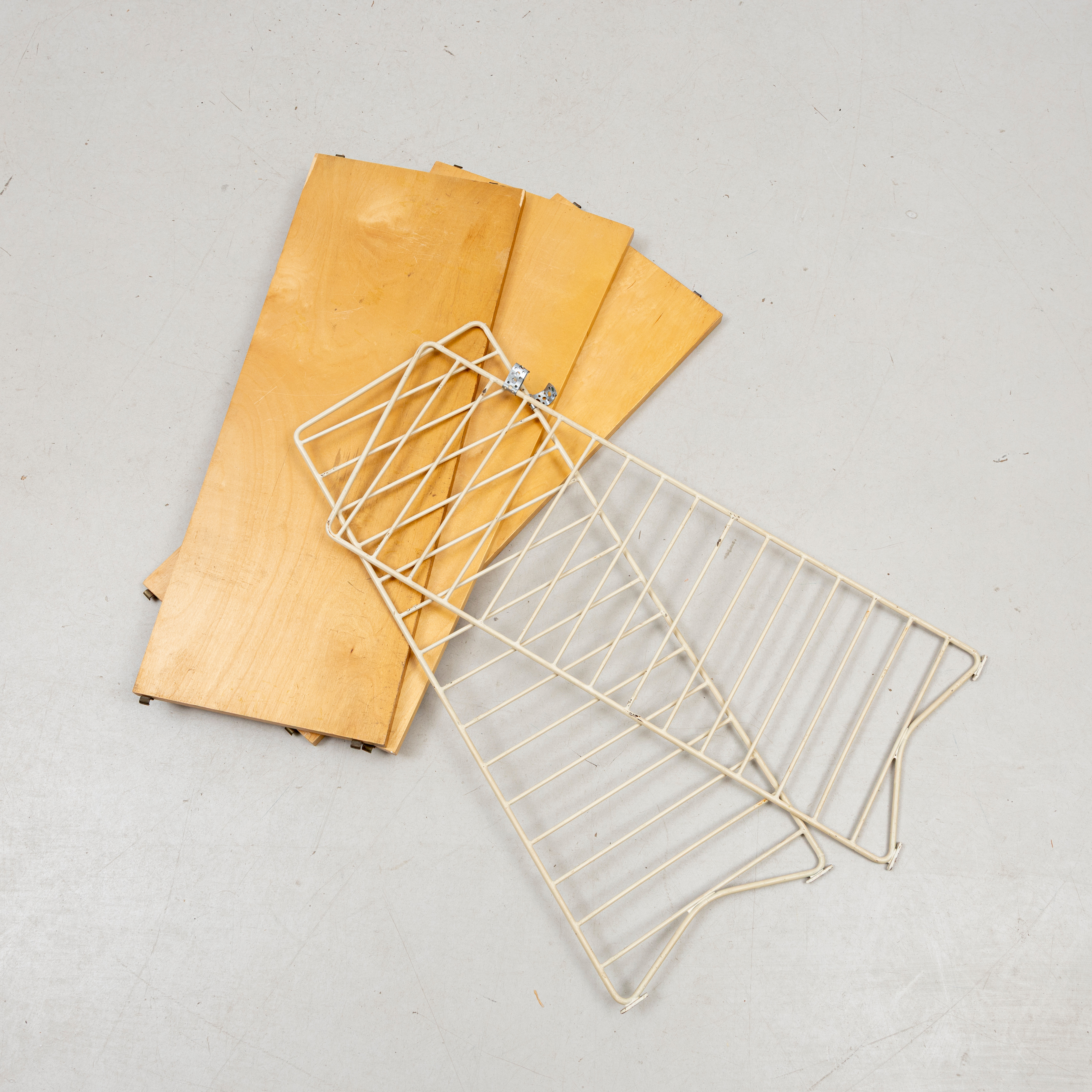 NILS & KAJSA STRINNING. Hyllsystem, 5 delar, "String", björkfanér, vitlackerade gavlar, 1900-talets mitt.