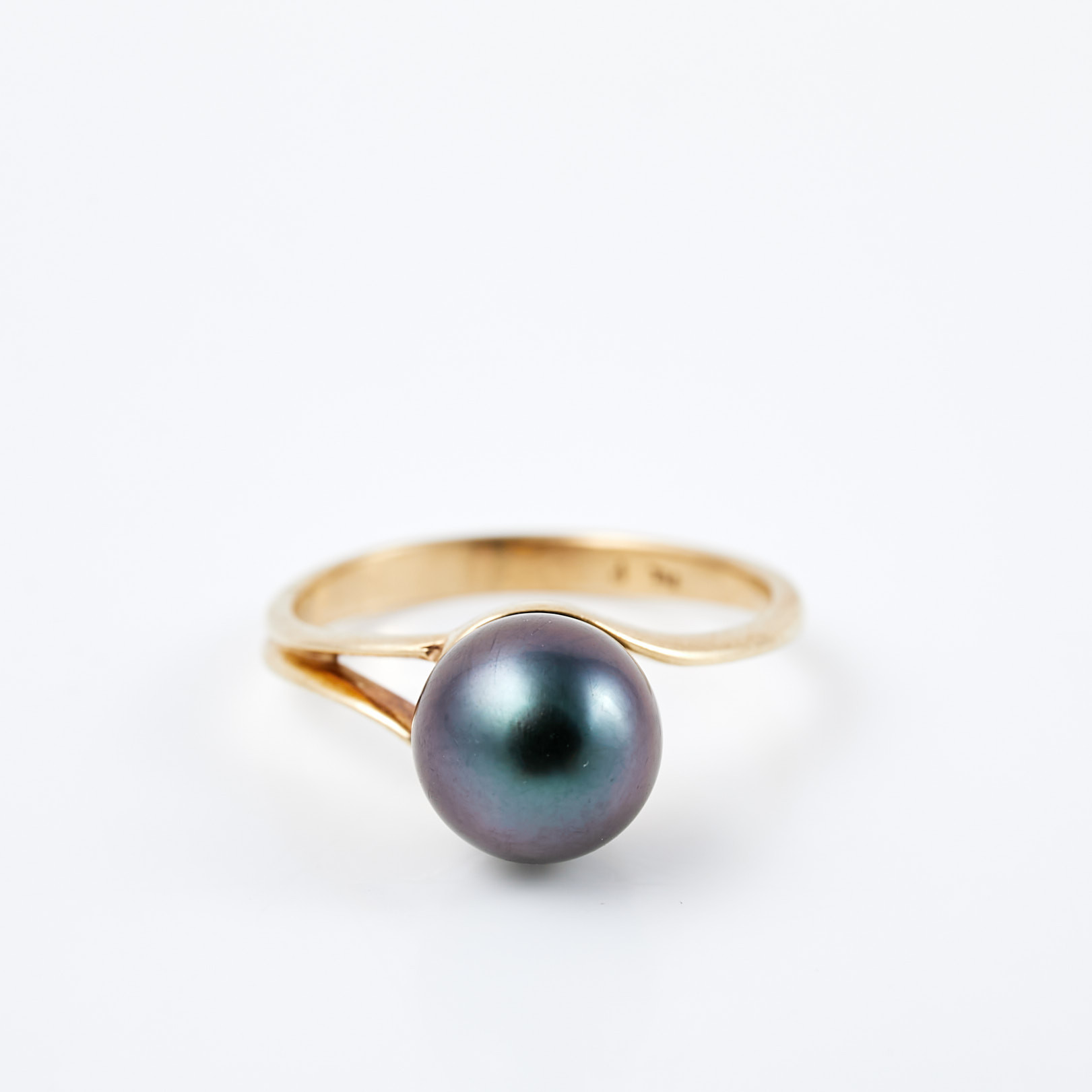 RING, 9 k guld, 1 odlad svart pärla.
