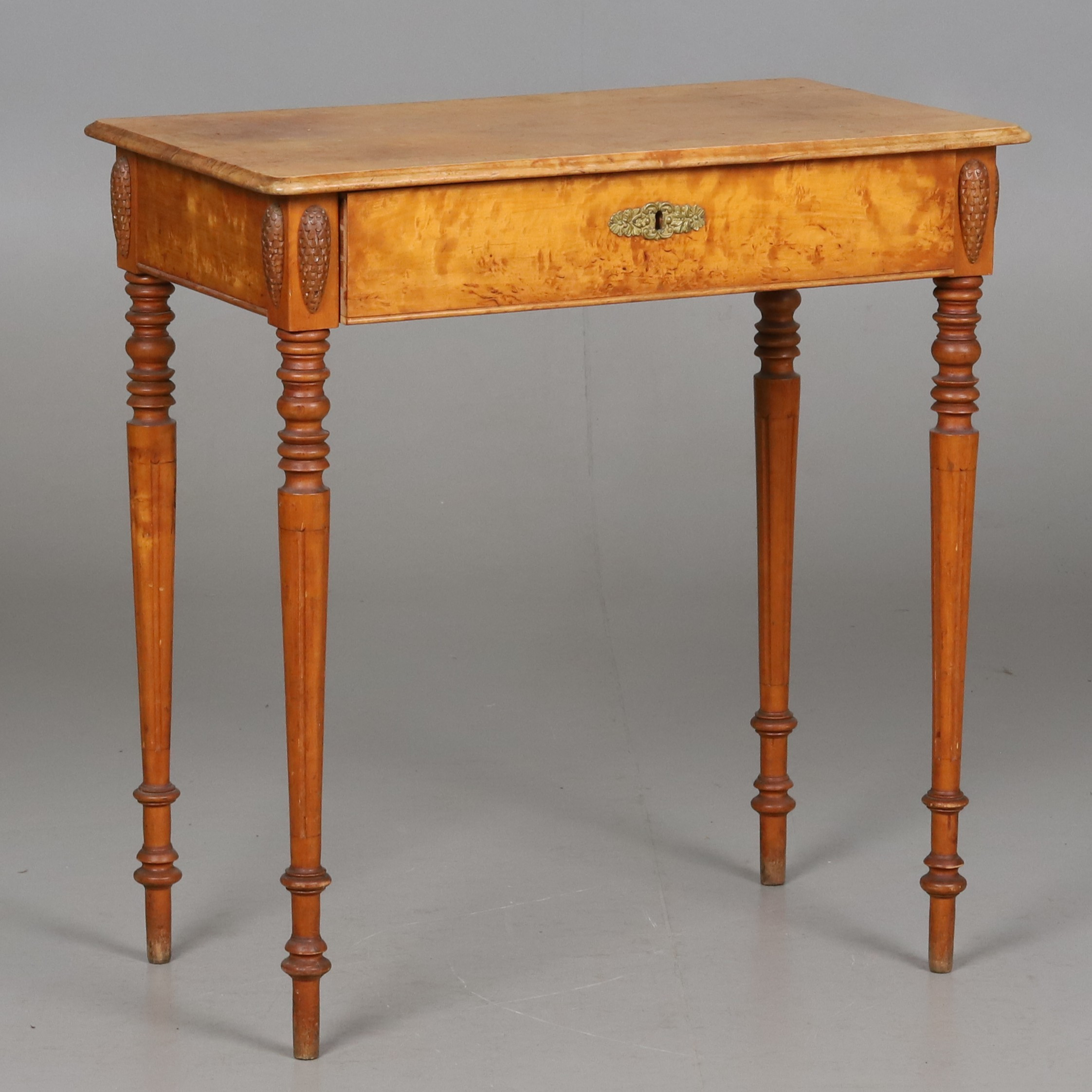 SIDOBORD, masiv mazurbjörk, 18/1900-tal.