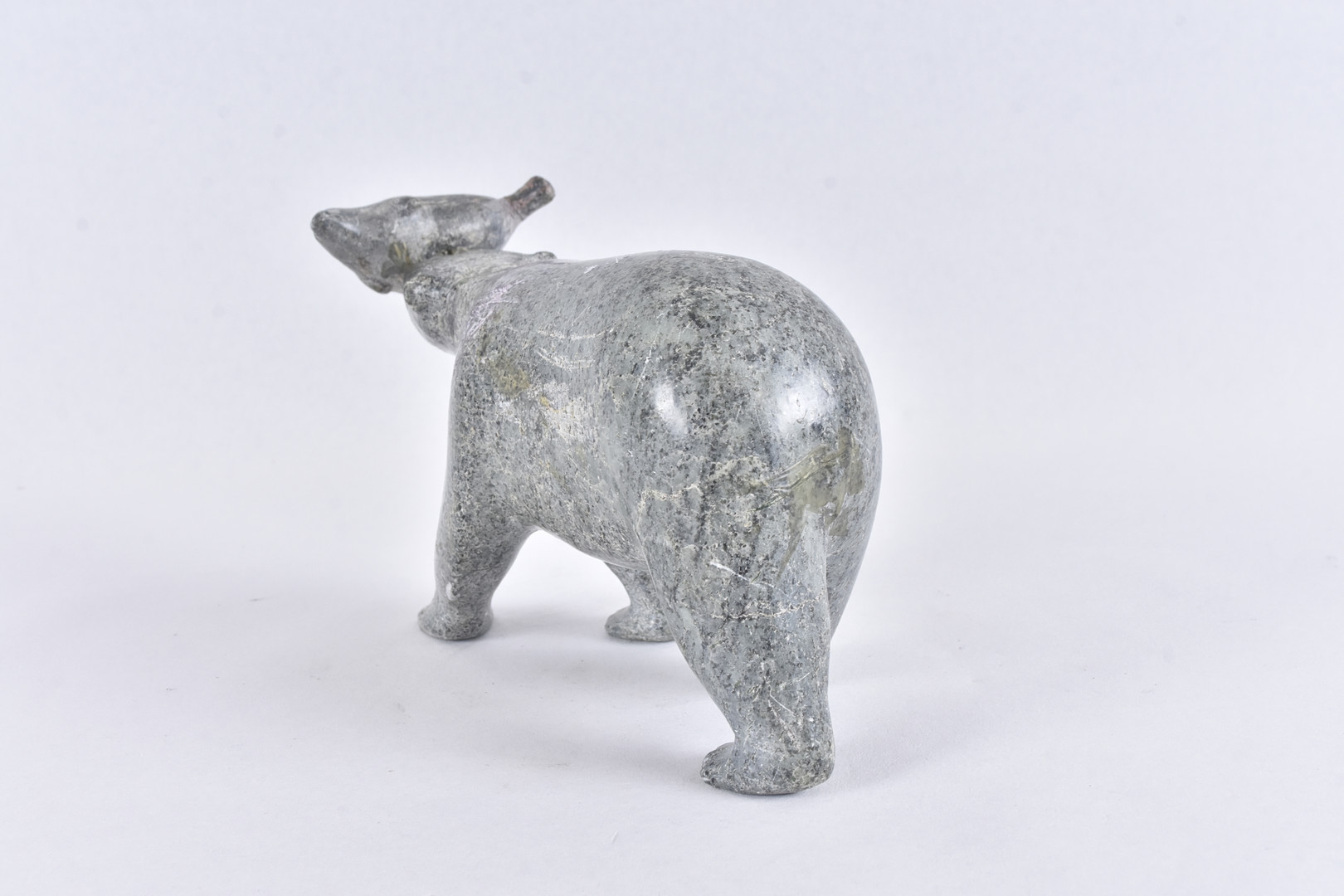 SKULPTUR, skuren grönsten, isbjörn med sälunge.