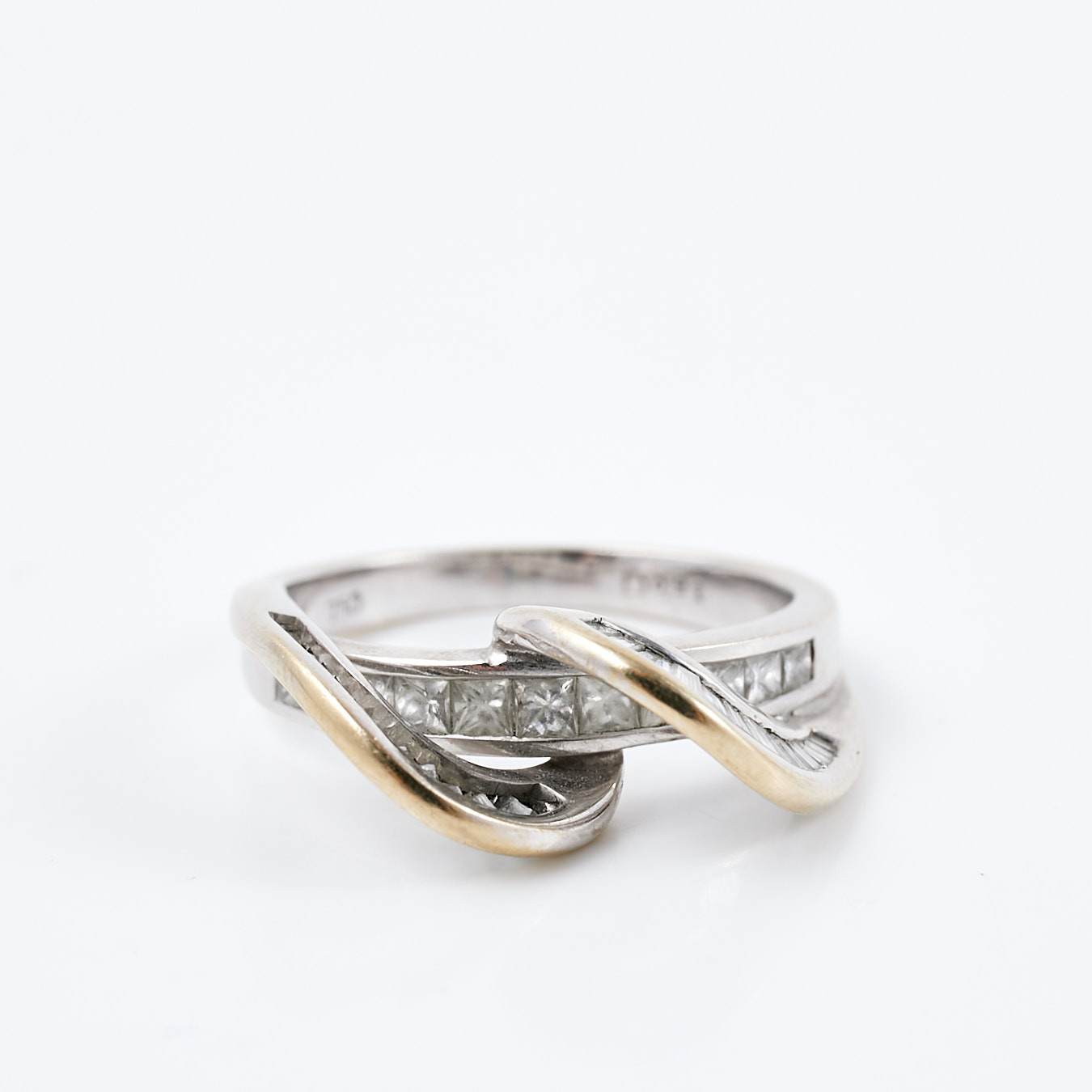 RING, 18K vitguld, diamanter med carré-, baguette- resp. trapetsslipning, totalt 0,91ct, enligt gravyr, samt baguettslipade bergkristaller.