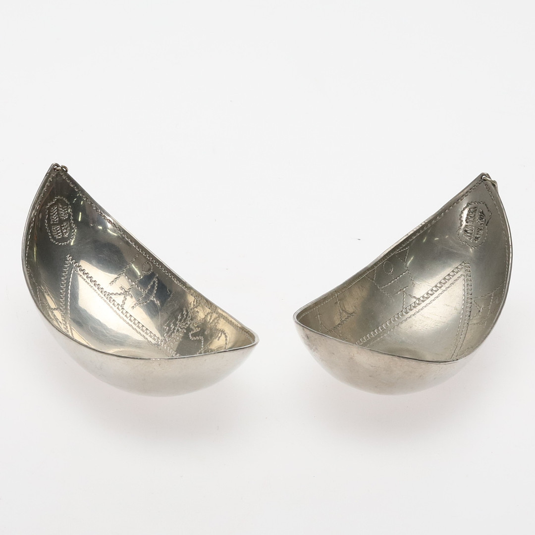 KÅSOR, 2 st, tenn, graverad dekor, bomärkt.