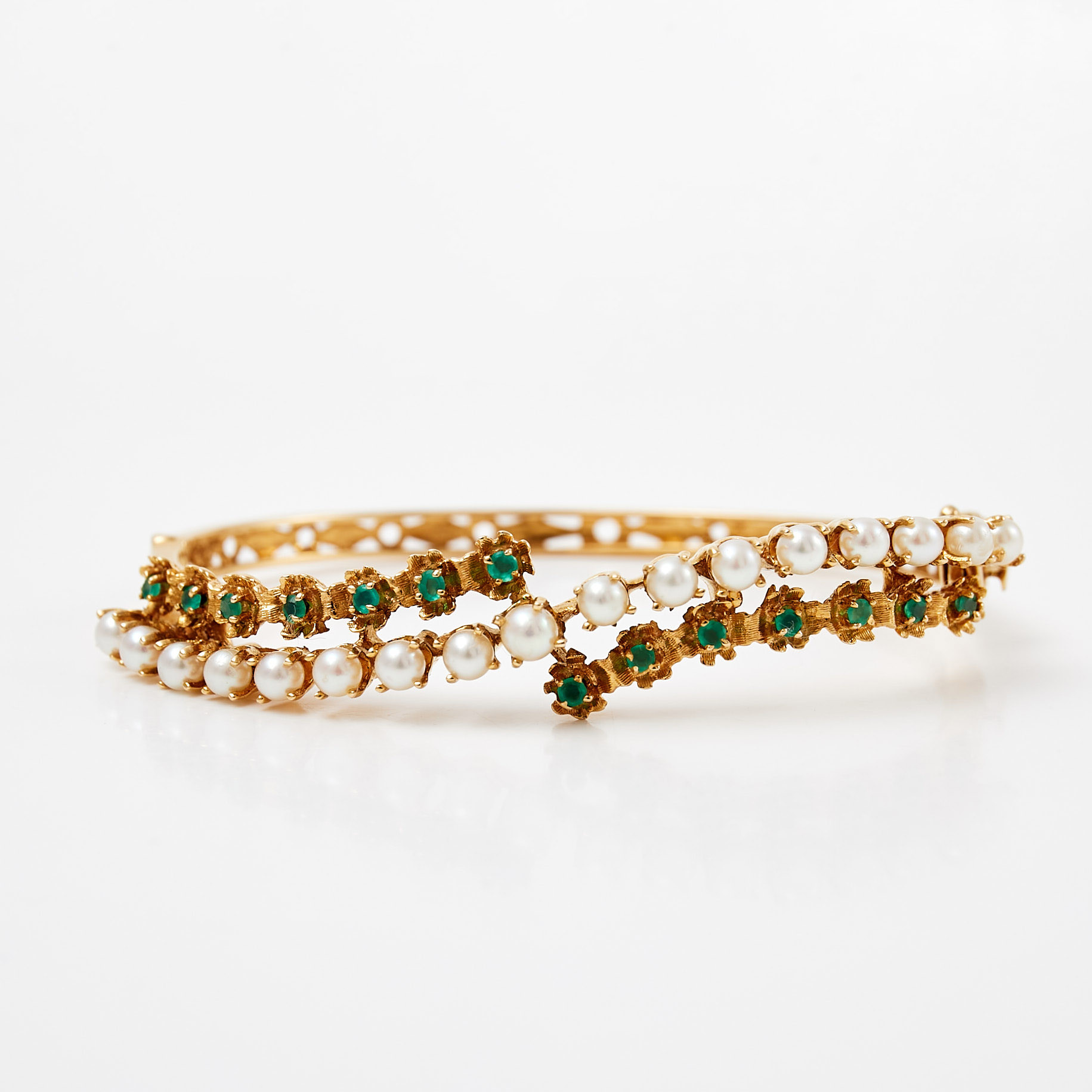 ARMRING, 14 k guld, dekor av vita odlade saltvattenspärlor, samt fasettslipade gröna agater.