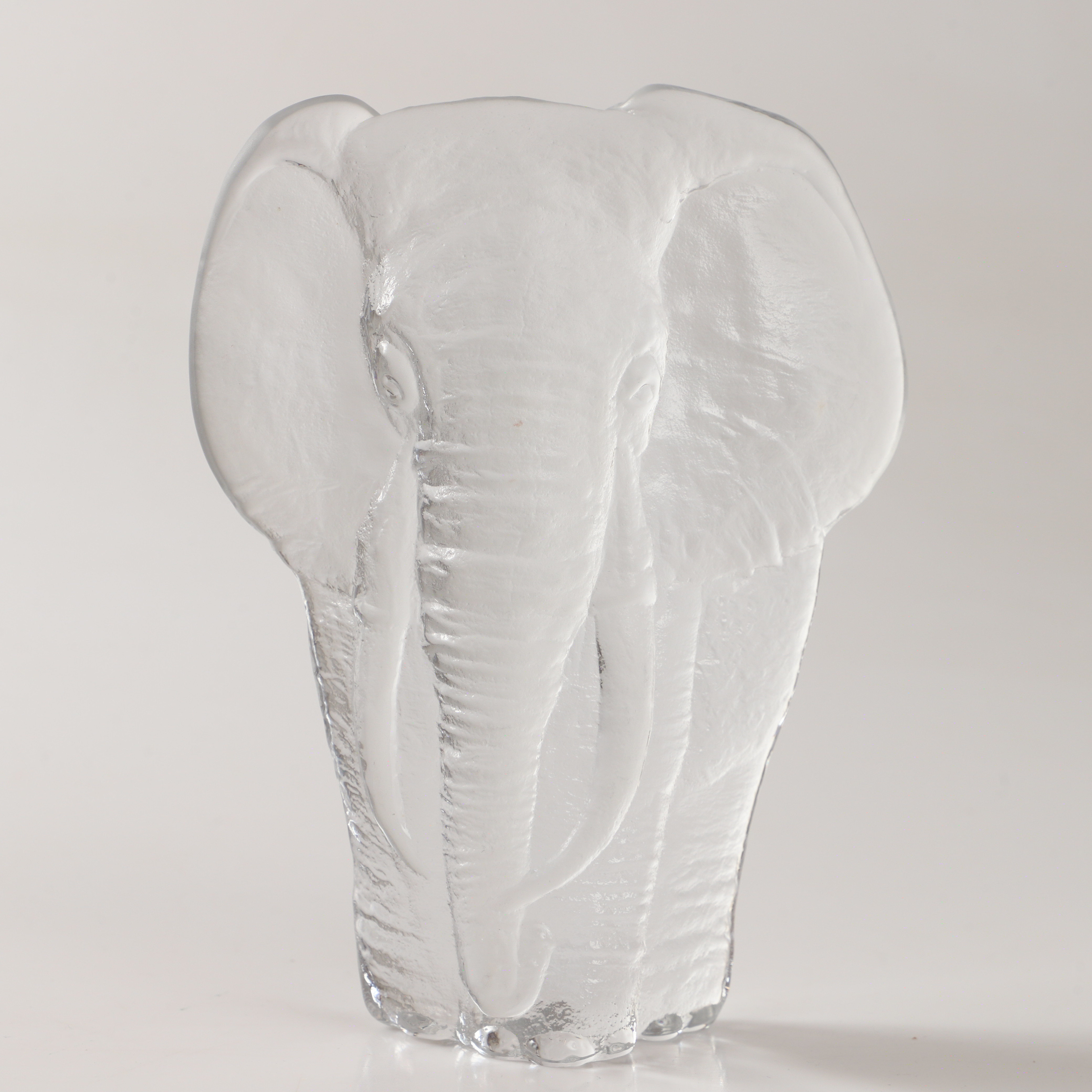 MATS JONASSON. Figurin, elefant, glas, Royal Krona, signerad.