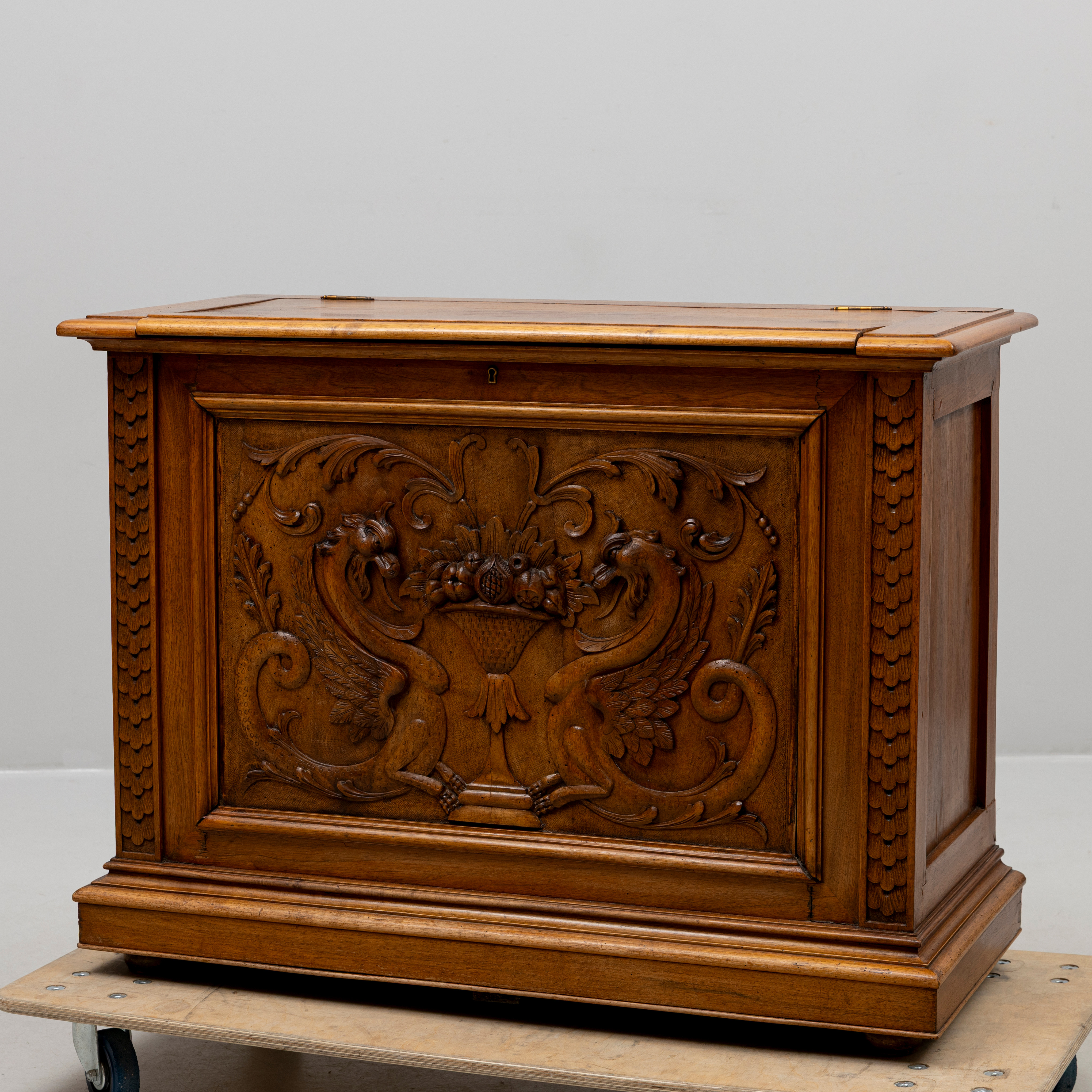 SIDEBOARD, renässansstil, valnöt, 1900-talets första hälft.