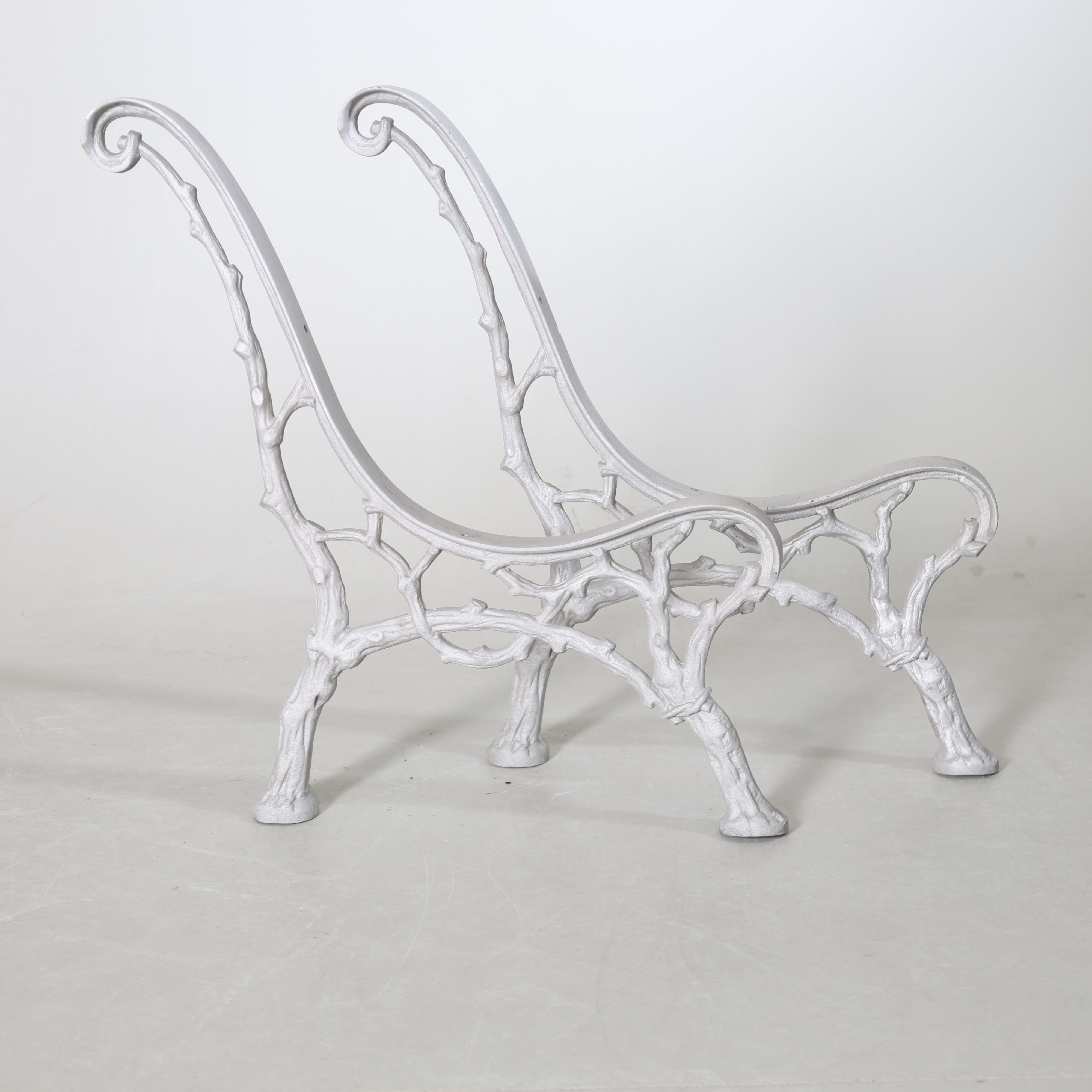 GAVLAR, ett par, till trädgårdssoffa, aluminium, 1900-tal.