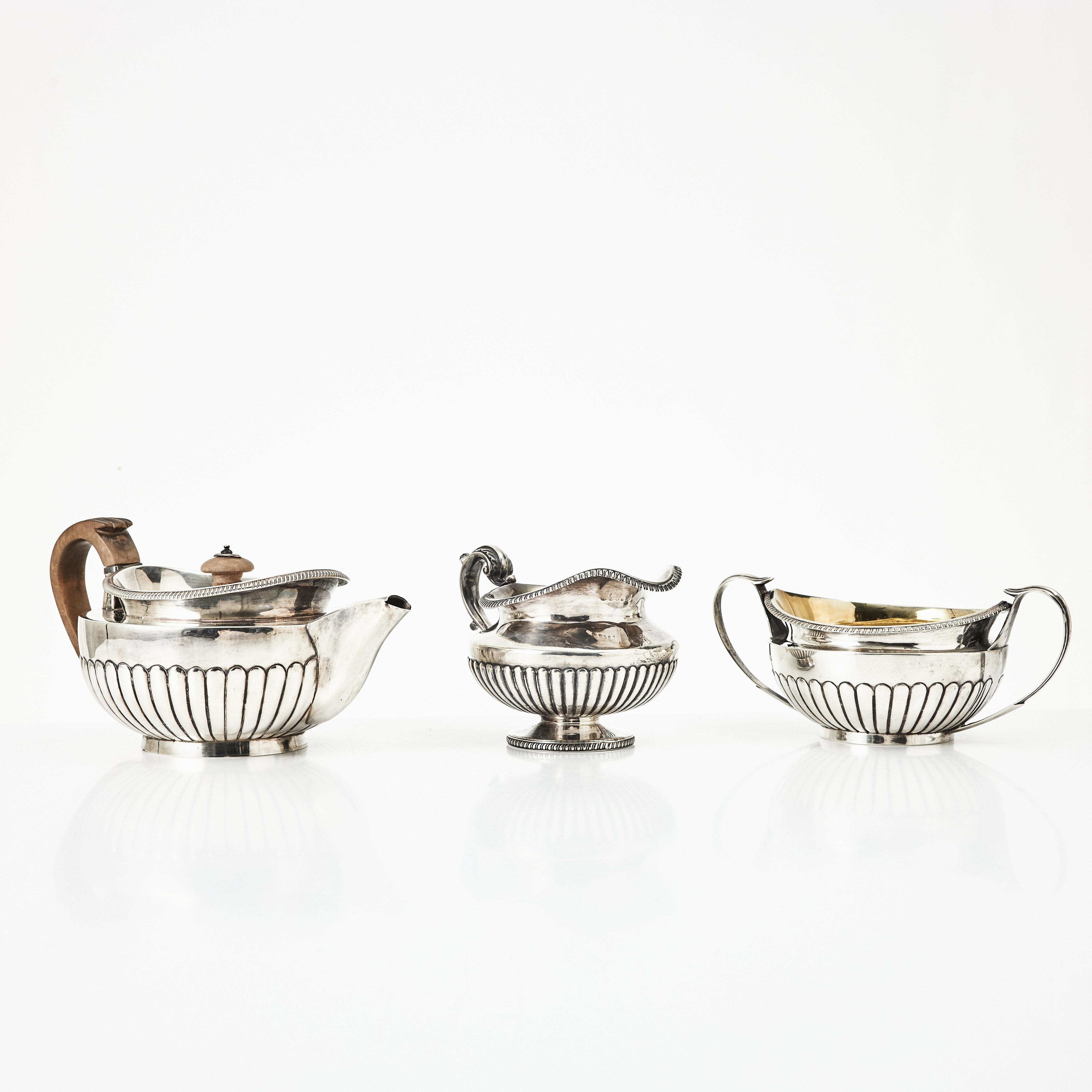 TESERVIS, 3 dlr., silver, London, 1802-1804, Georg II, godronnerat liv, uppsvängd hänklar, tekannan med handtag och lockknopp i trä.