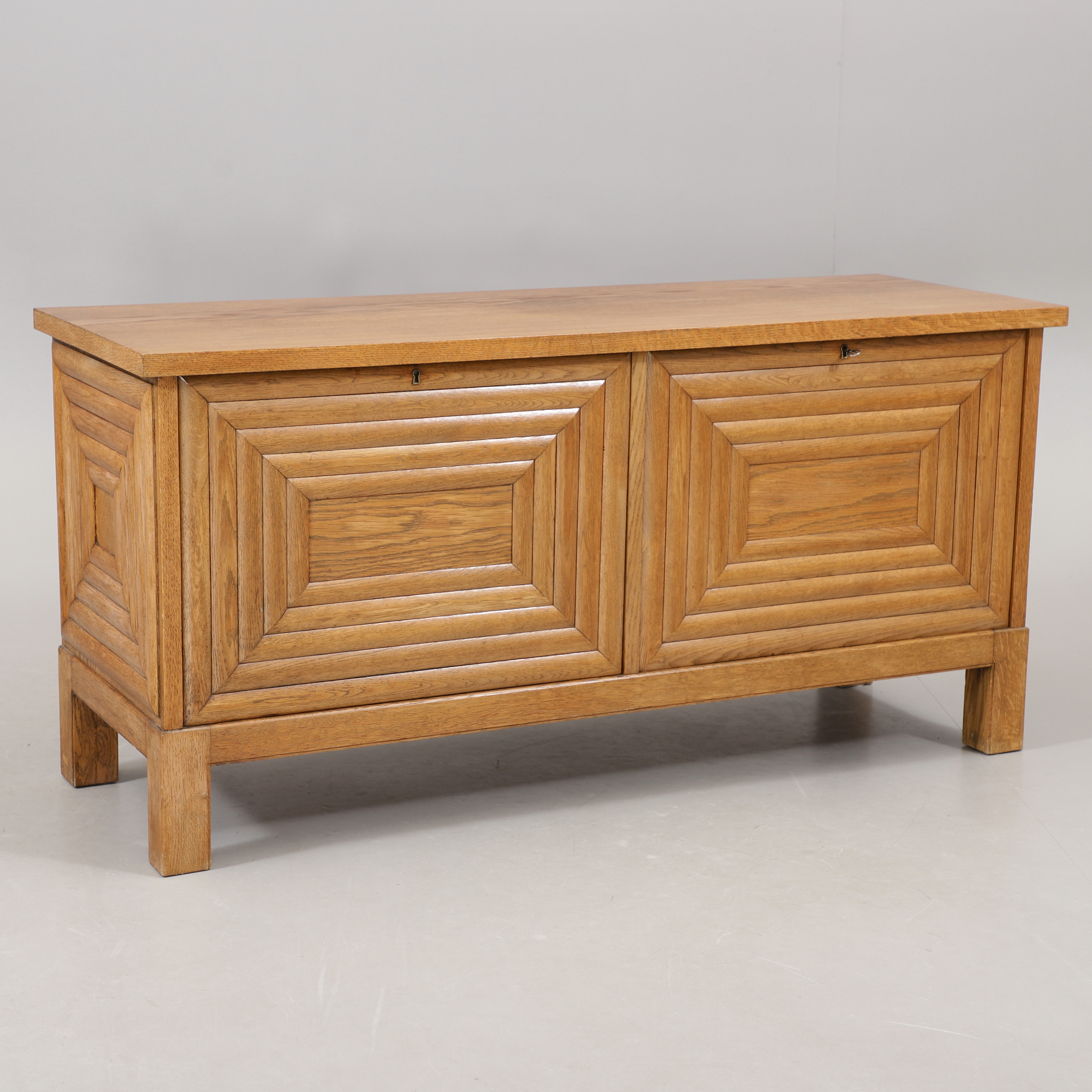 SIDEBOARD, ek, 1900-talets första hälft.