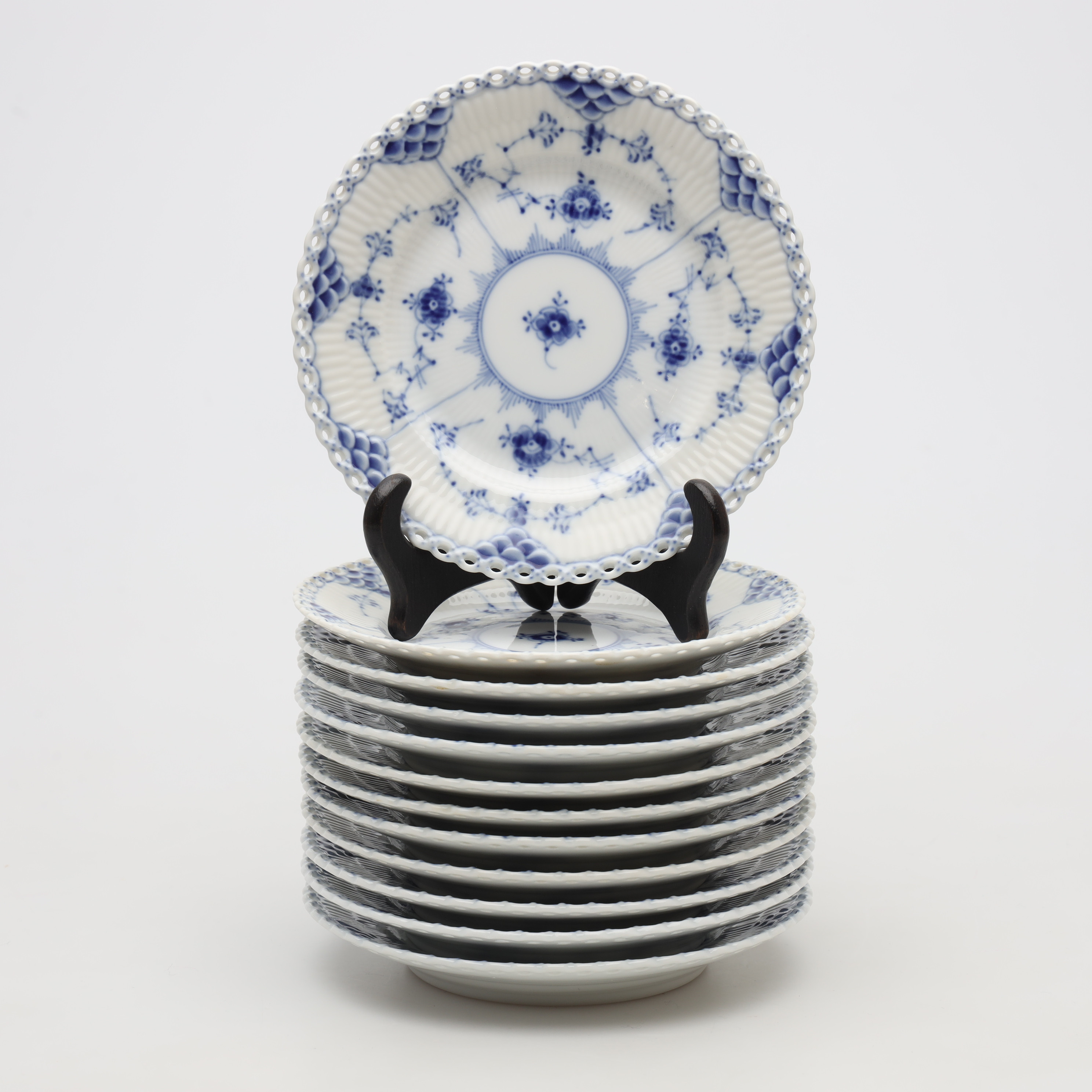 ASSIETTER, 12 stycken, "Musselmalet", nr 1088, helblond, Royal Copenhagen, Danmark.