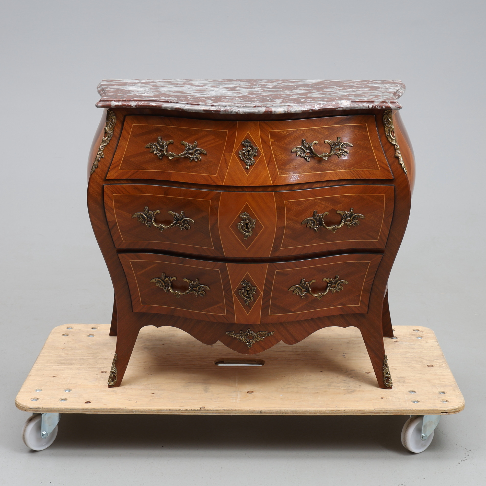 BYRÅ med stenskiva, intarsia, rokokostil, 1900-tal.