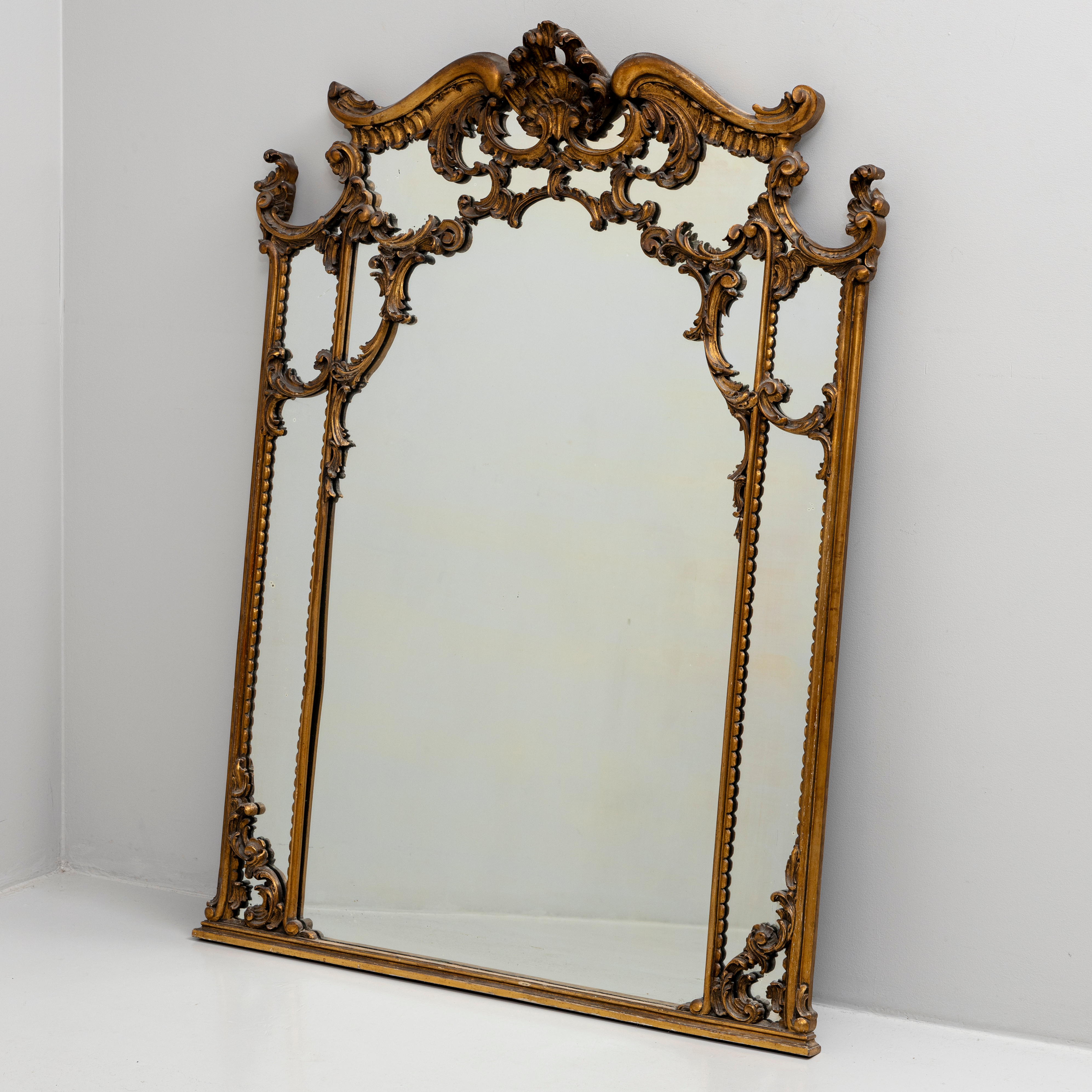 SPEGELFÄLT, rokokostil, 1900-talets andra hälft.