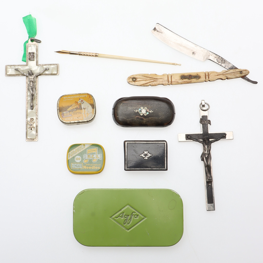 ASKAR, RAKKNIV, DOPPENNA & KRUCIFIX, 9 delar, ben, pärlemor & metall, 1900-tal.