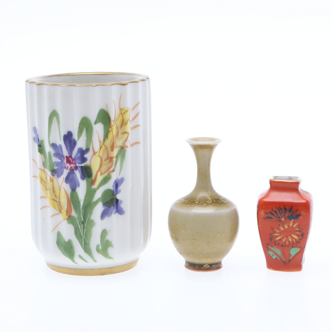 MINIATYRVASER, 3 st, porslin, bl.a. en med blomdekor, 4006N, Lyngby Danmark.