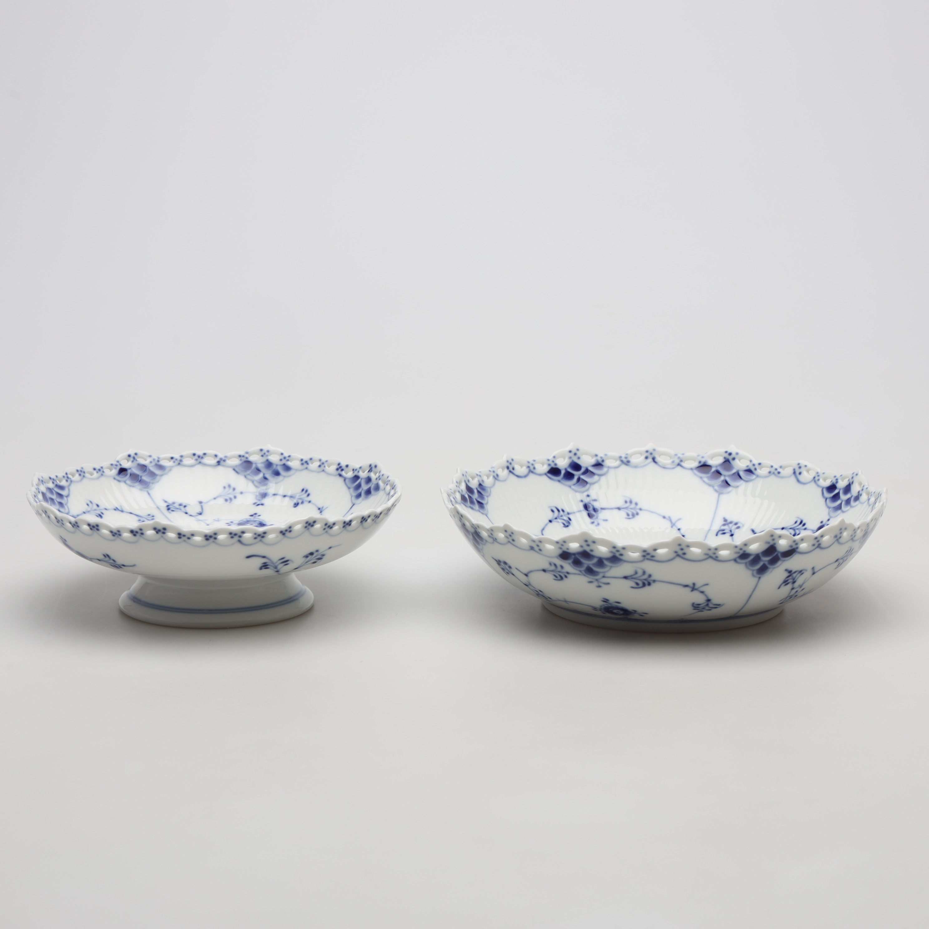 SKÅLFAT, 2 stycken, "Musselmalet", helblond, Royal Copenhagen, Danmark.