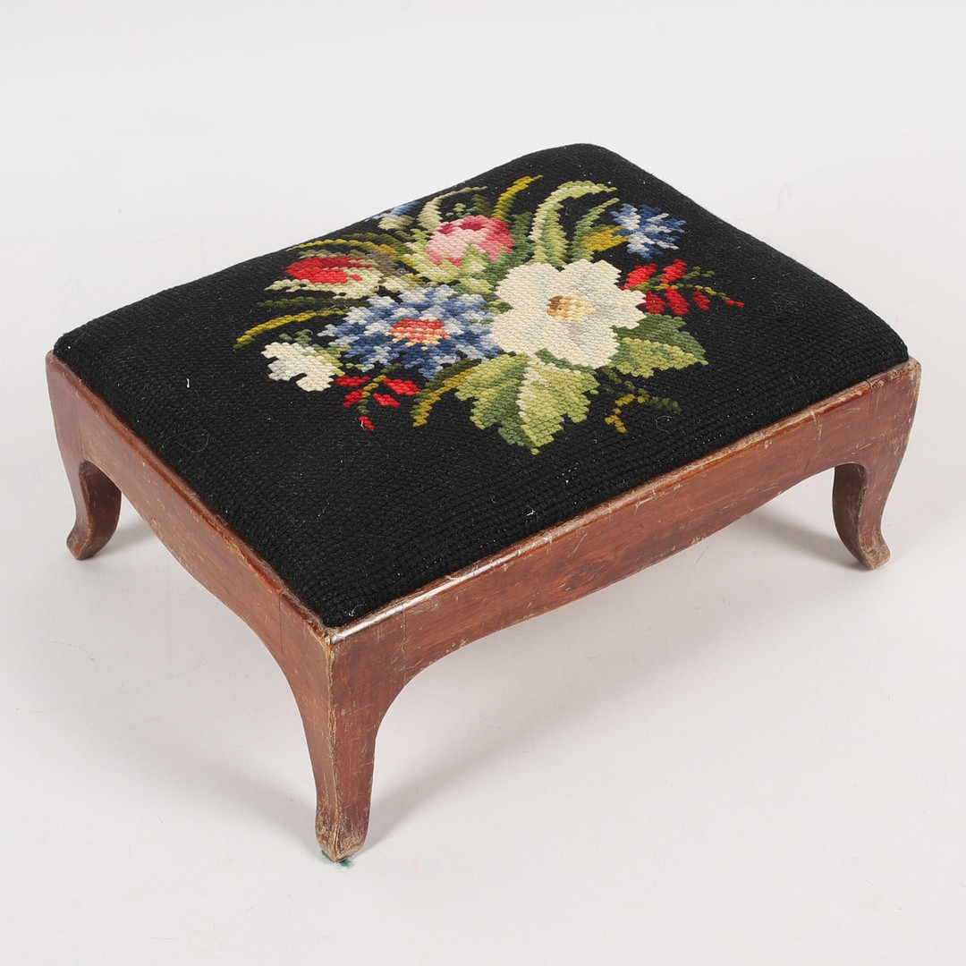 FOTPALL, trä & textil, broderad, 1900-tal.
