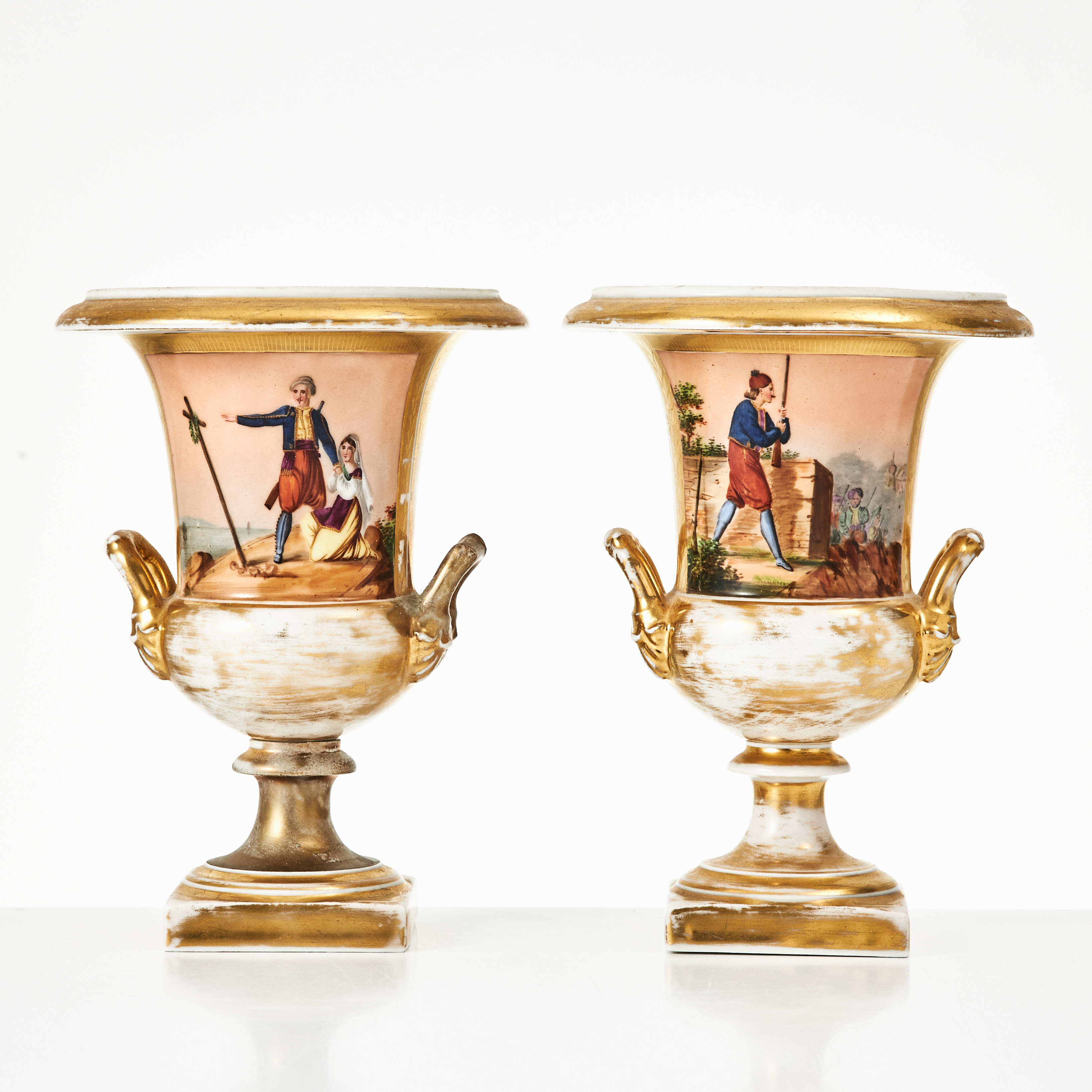 URNOR, 1 par, empire, 1800-talets första hälft, förgylld och bemålad dekor, uppsvängd hänklar.