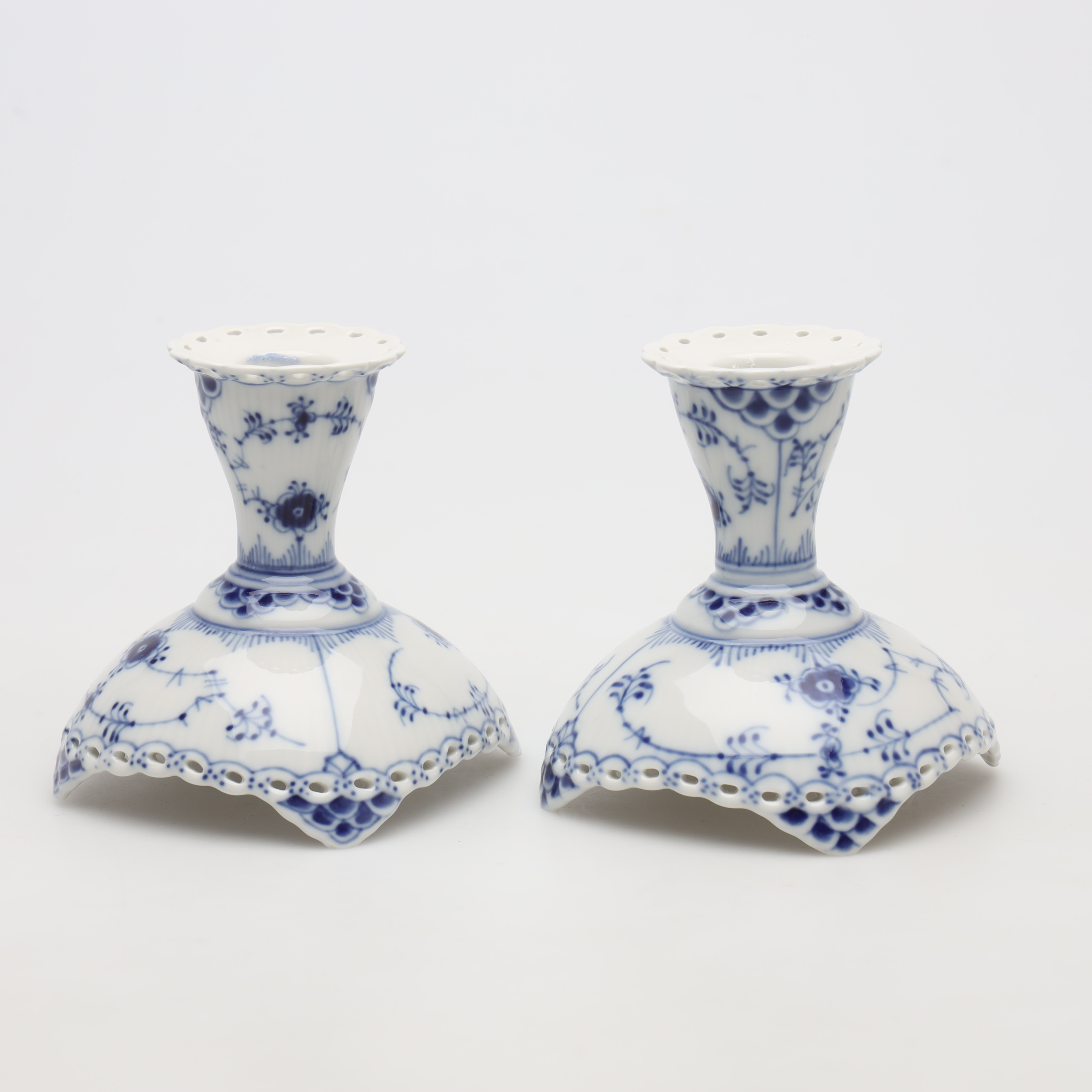 LJUSSTAKAR, ett par, "Musselmalet", porslin, helblond, nr 1138, Royal Copenhagen.