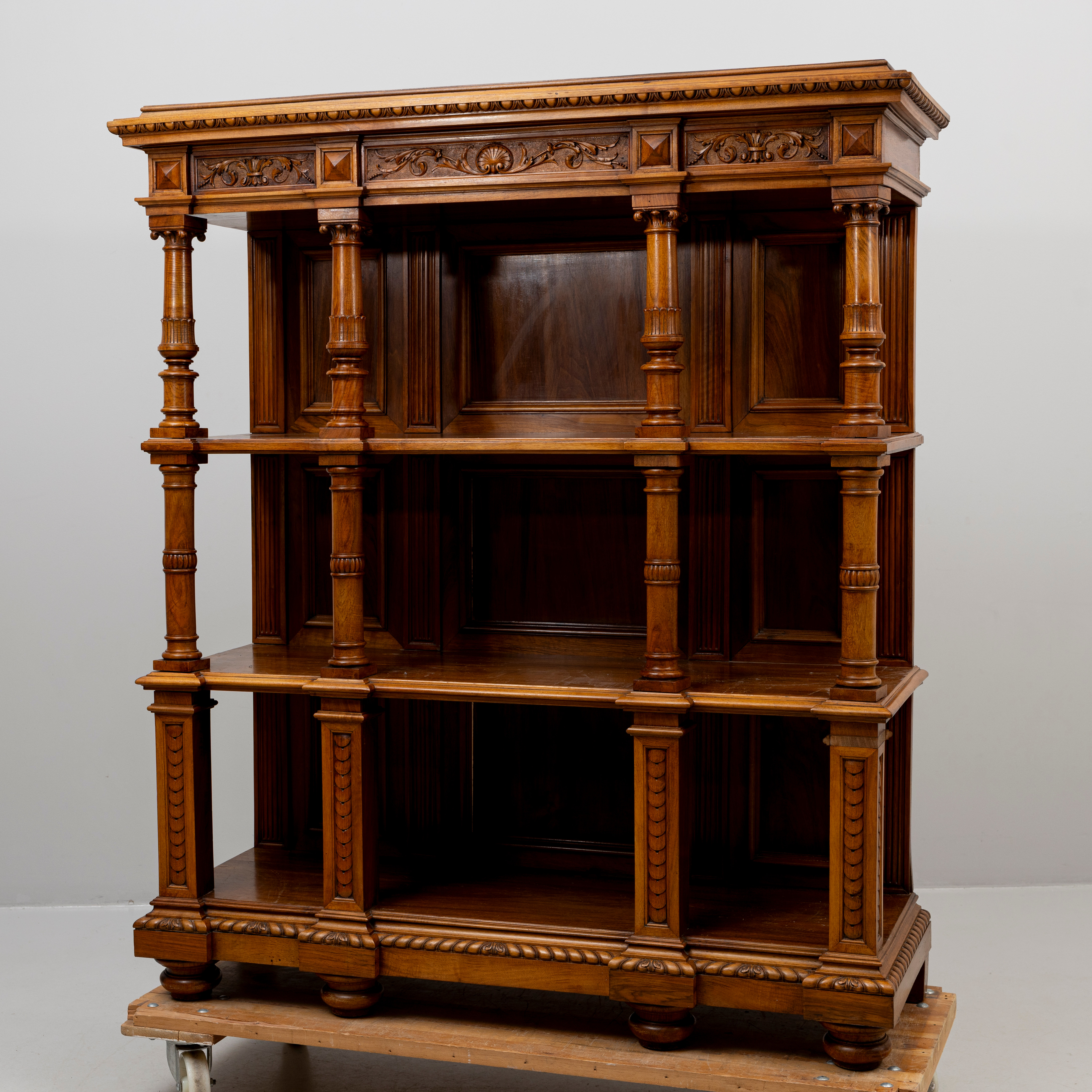 ETAGEHYLLA, renässansstil, Italien, valnöt, 1900-talets första hälft.