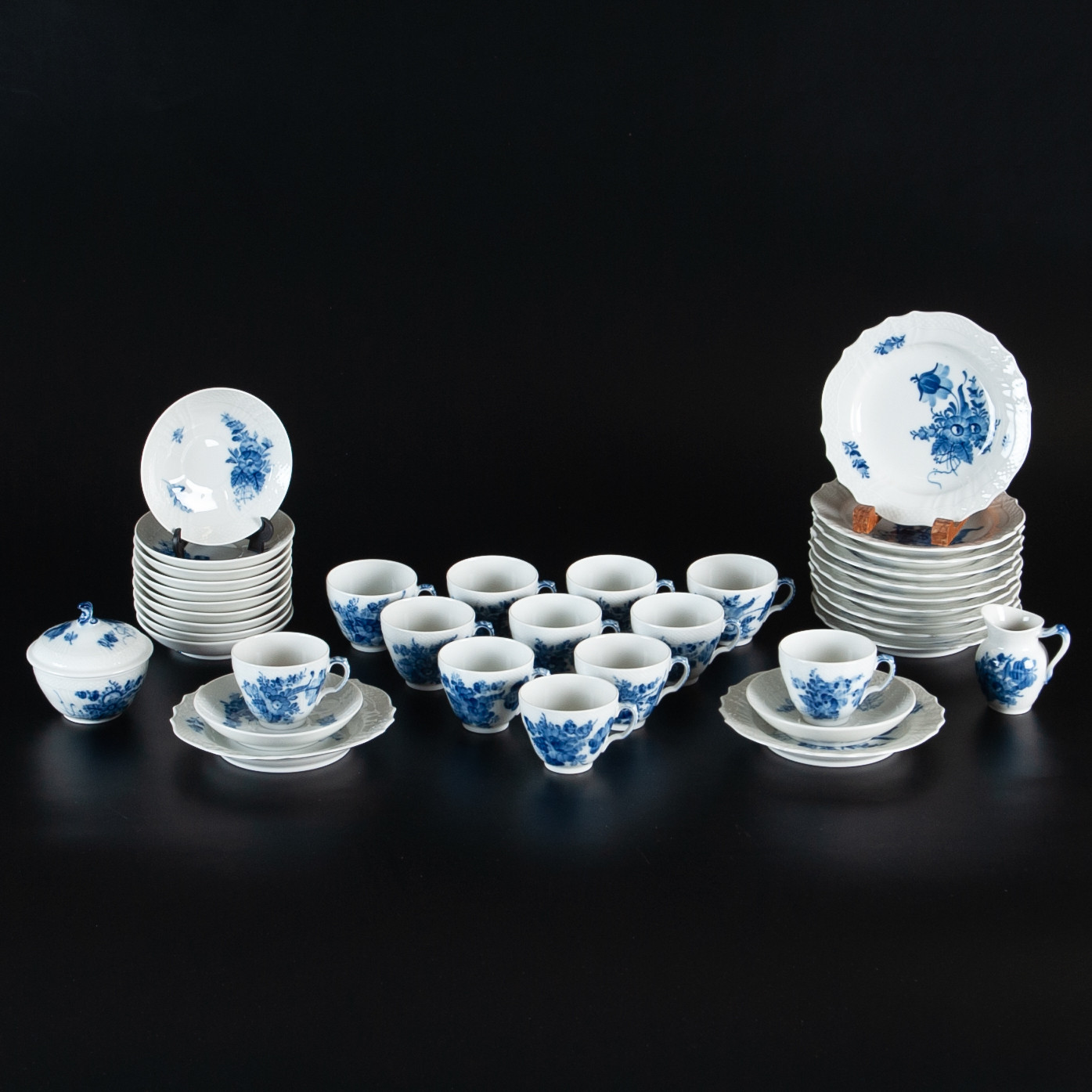 KAFFESERVIS ROYAL COPENHAGEN. "Blå Blomster". 38 delar.