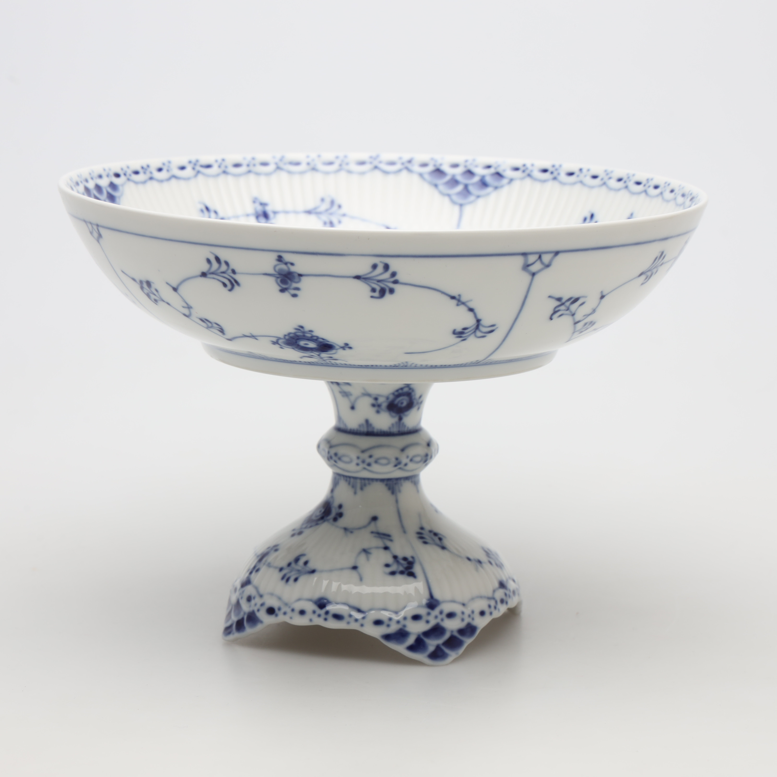 FAT PÅ FOT, porslin, "Musselmalet", halvblond, nr 513, Royal Copenhagen.