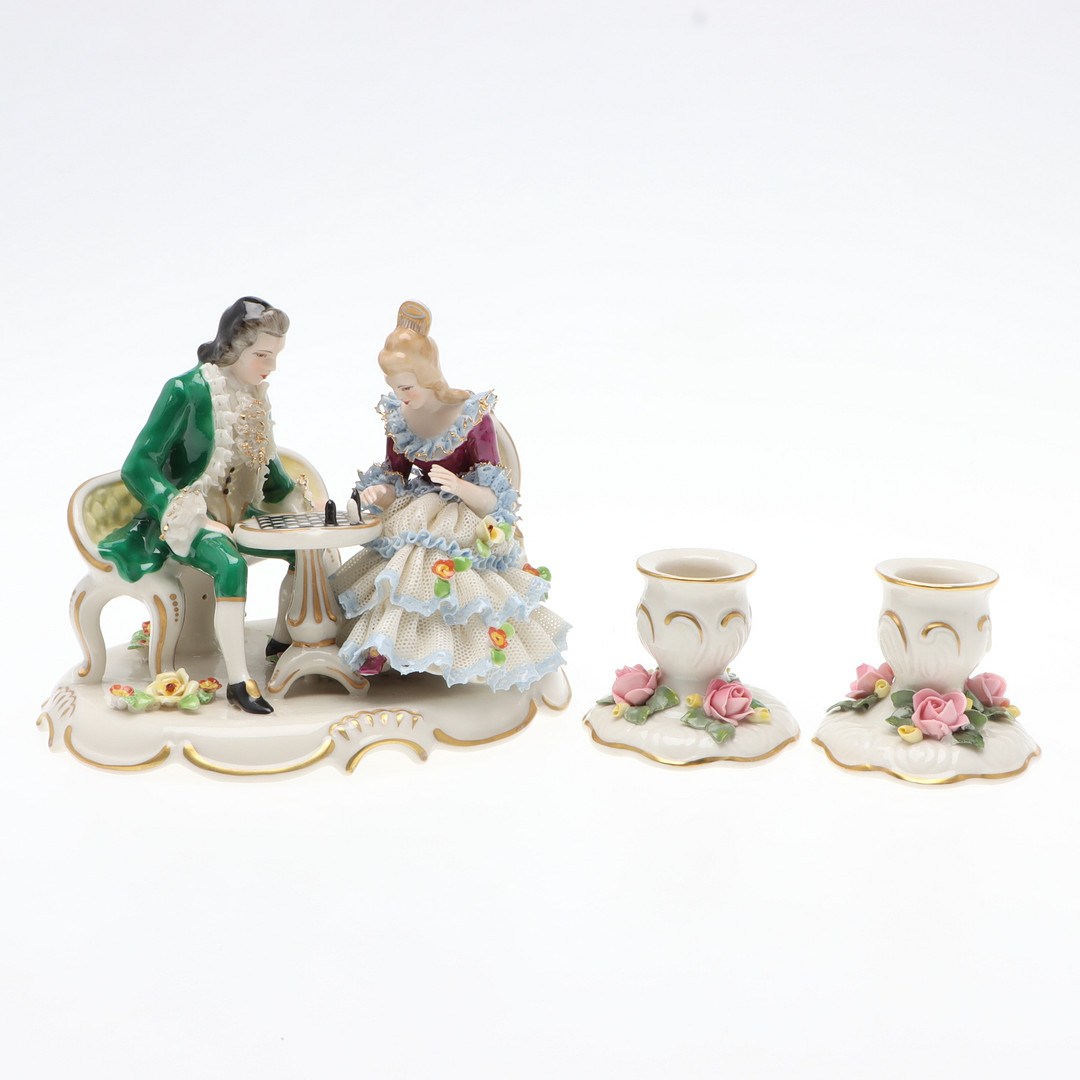 FIGURIN & LJUSSTAKAR, 3 st, schackspelande par i rokokostil & ljusstakar med blomdekor, ett par, Dresden, Tyskland.