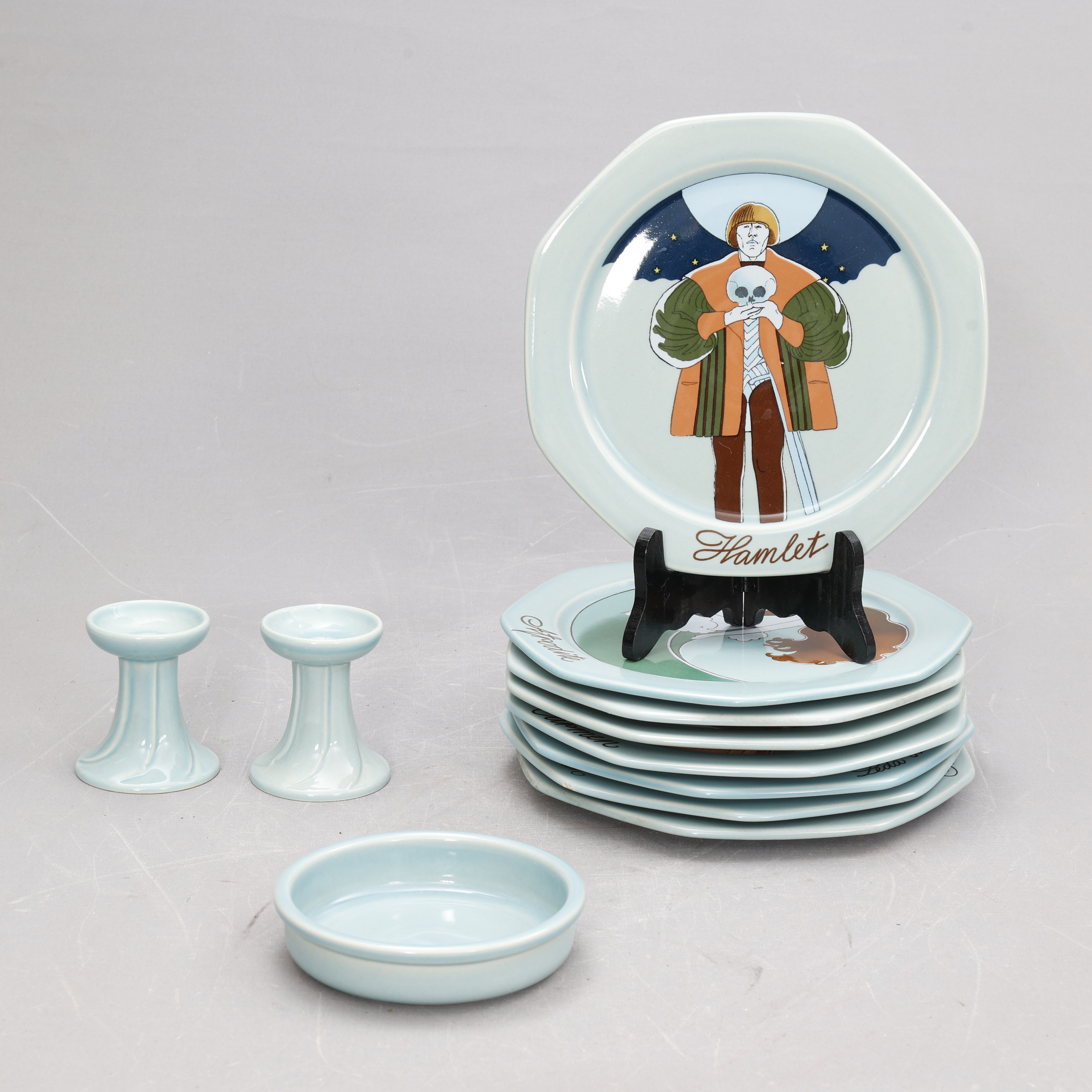 ÅKE ARENHILL. TALLRIKAR samt 2 ljusstakar o 1 skål, Höganäs, för Bra Böcker, 1900-talets andra hälft.