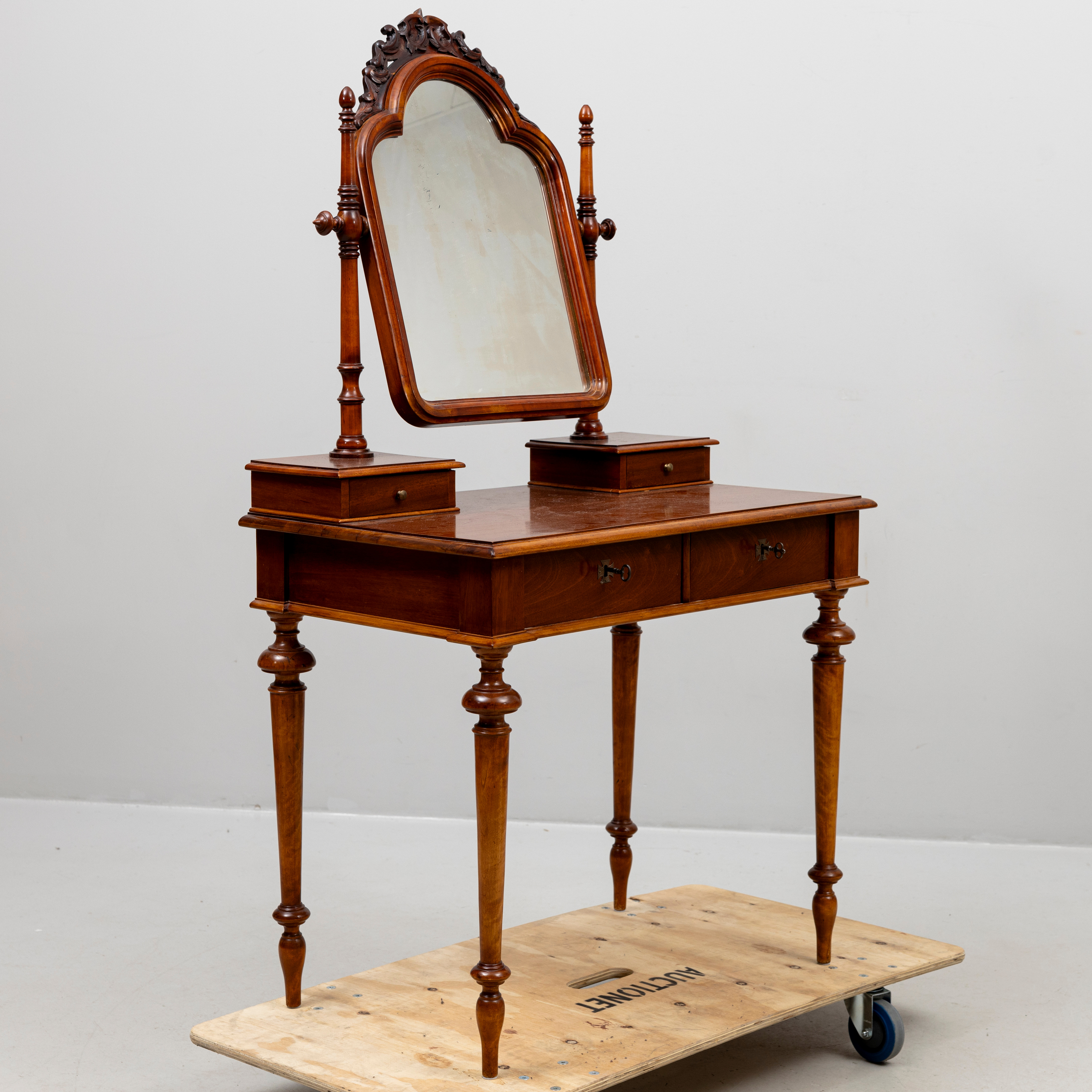 TOILETTEBORD, mahognyfanér, nyrenässans, 1800-talets slut.