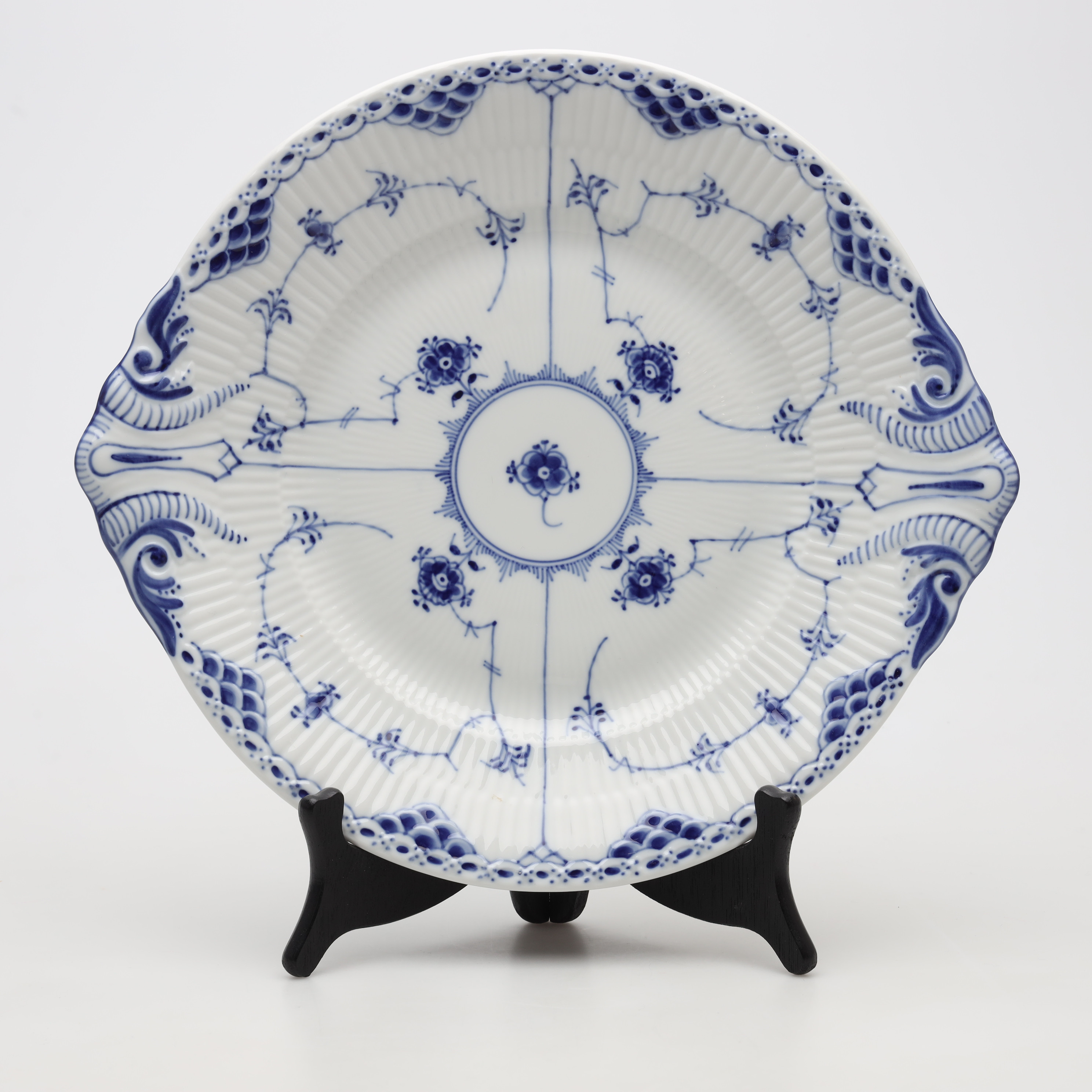 FAT, porslin, "Musselmalet", halvblond, nr 666 Royal Copenhagen.