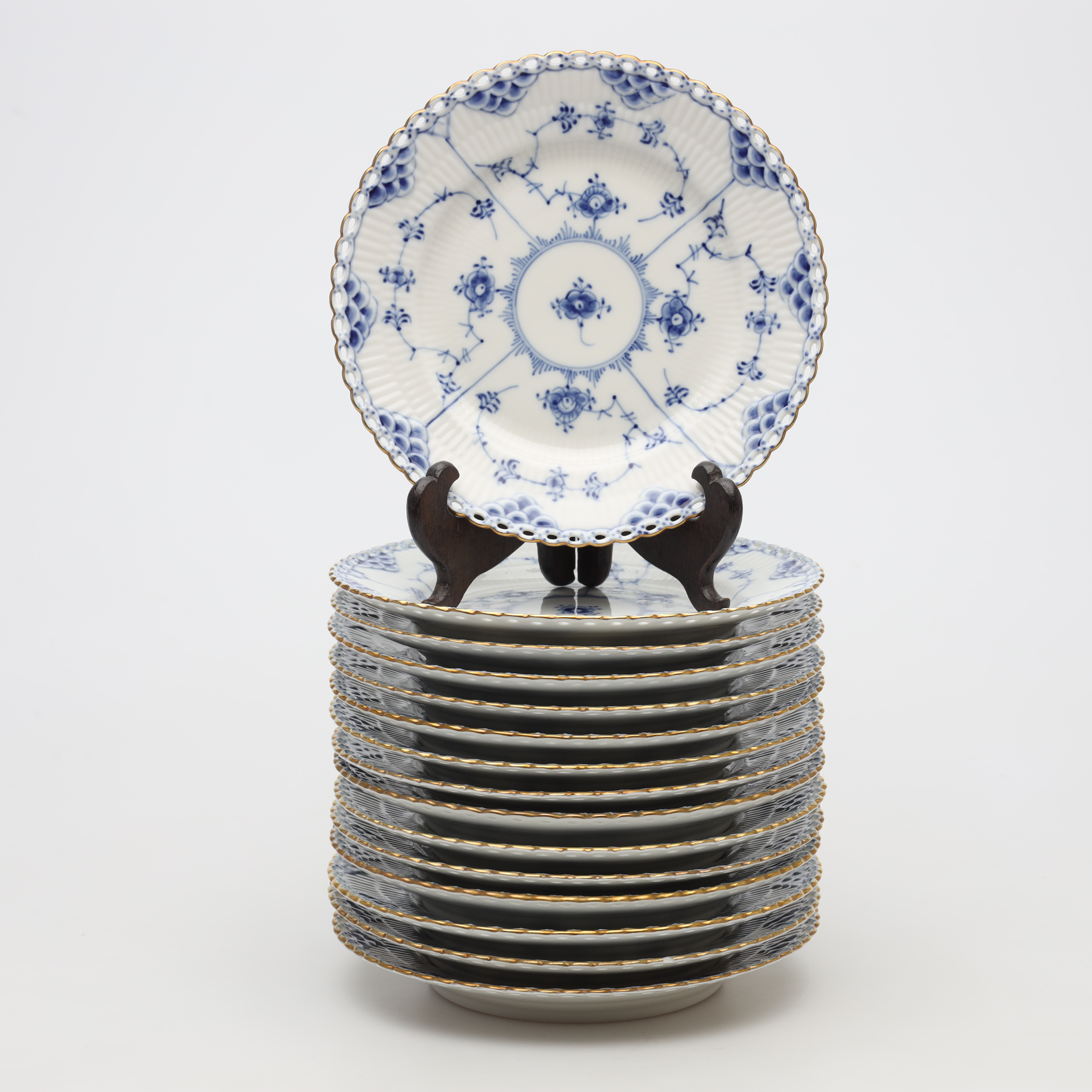 ASSIETTER, 15 stycken, "Musselmalet", nr 1087, helblond, förgylld kant, Royal Copenhagen.