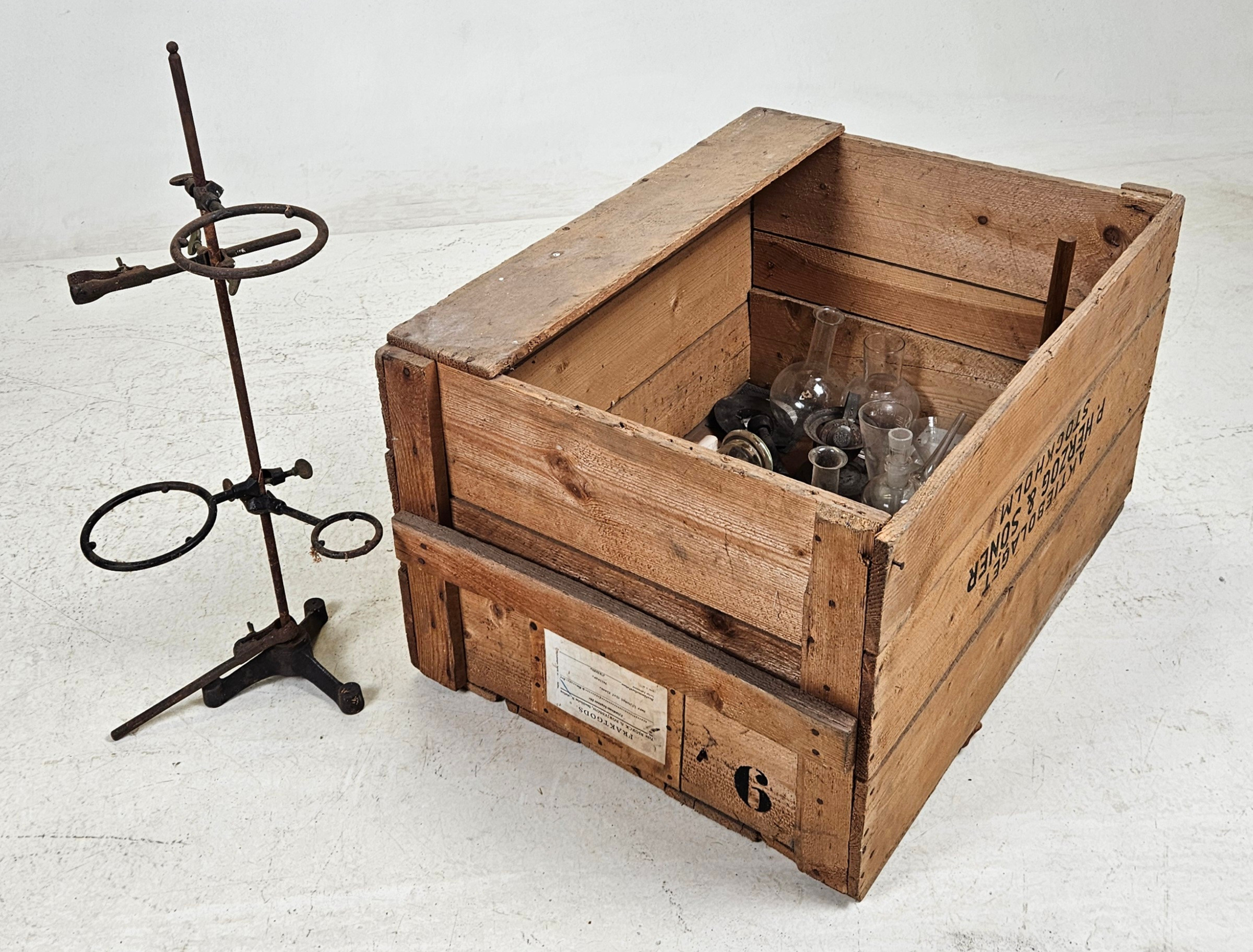 PARTI LABORATORIEUTRUSTNING, i trälåda.