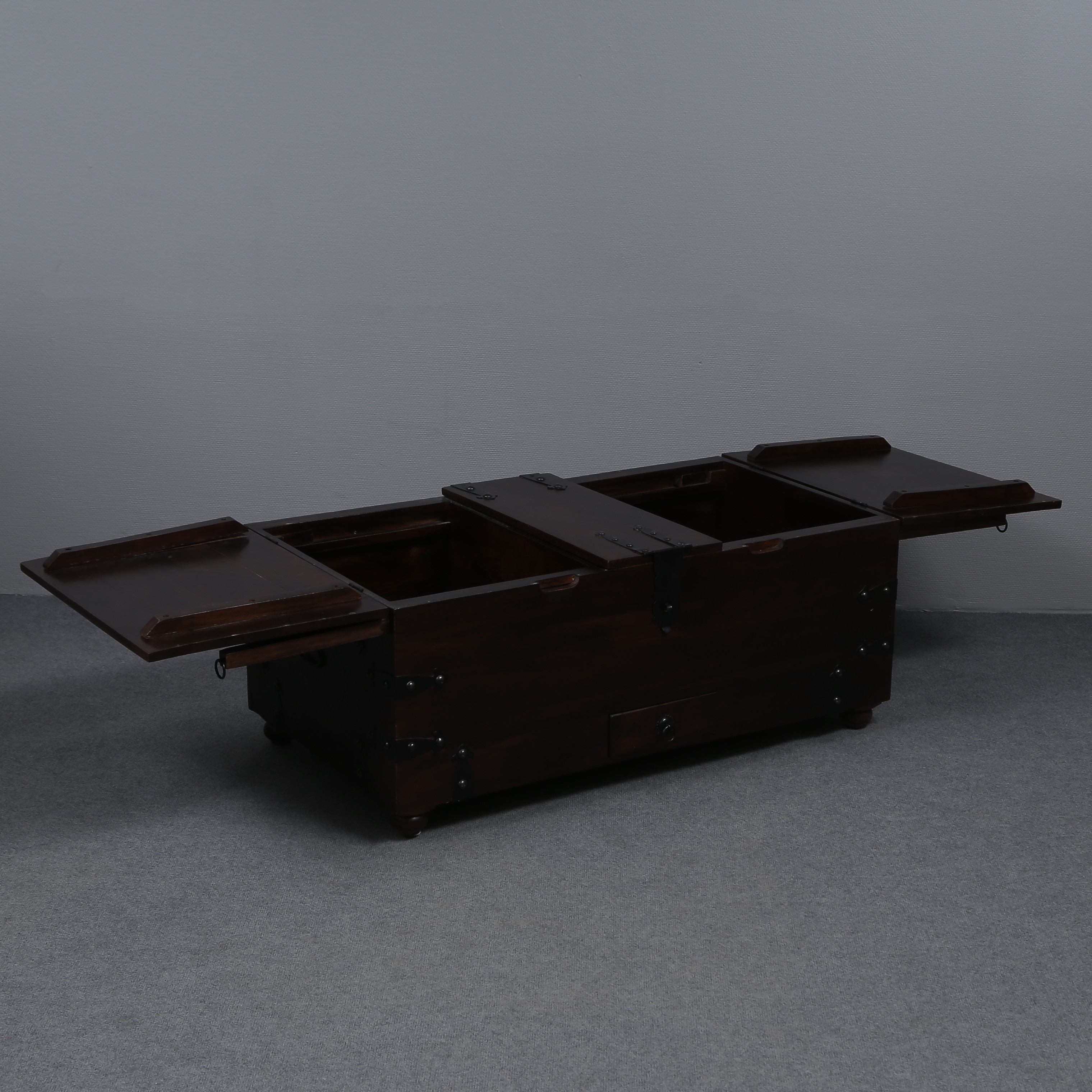 BAR- SPRITKISTA / SOFFBORD, BETSAT TRÄ, BESLAG SMIDE, SAMTIDA.