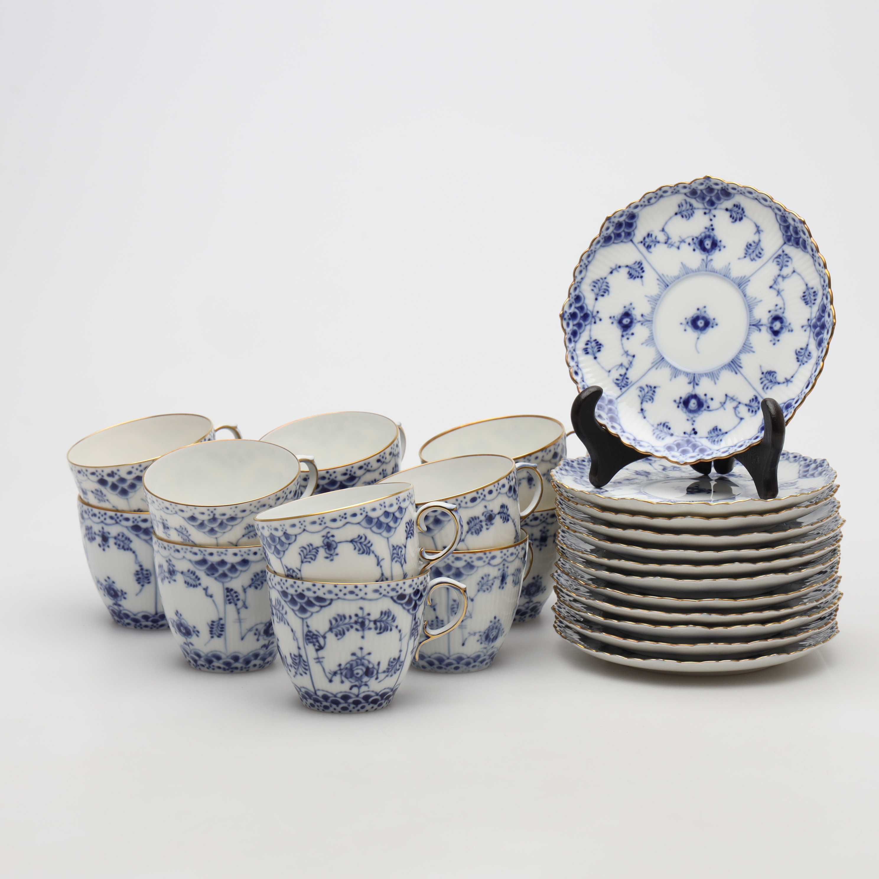 KAFFEKOPPAR med fat, 24 delar, "Musselmalet", nr 1035, förgylld kant, Royal Copenhagen, Danmark.