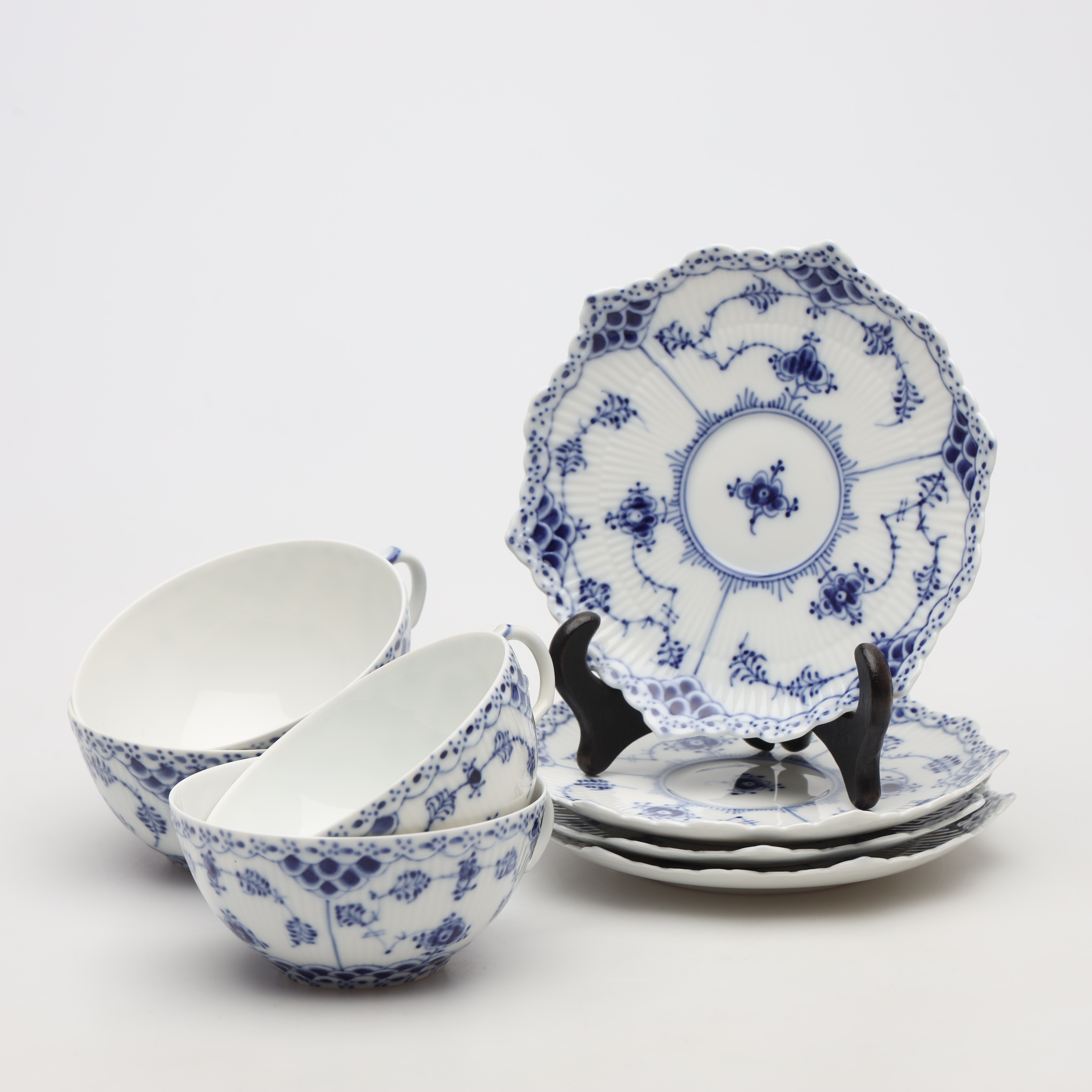 TEKOPPAR med fat, 8 delar, "Musselmalet", nr 1130, Royal Copenhagen, Danmark.