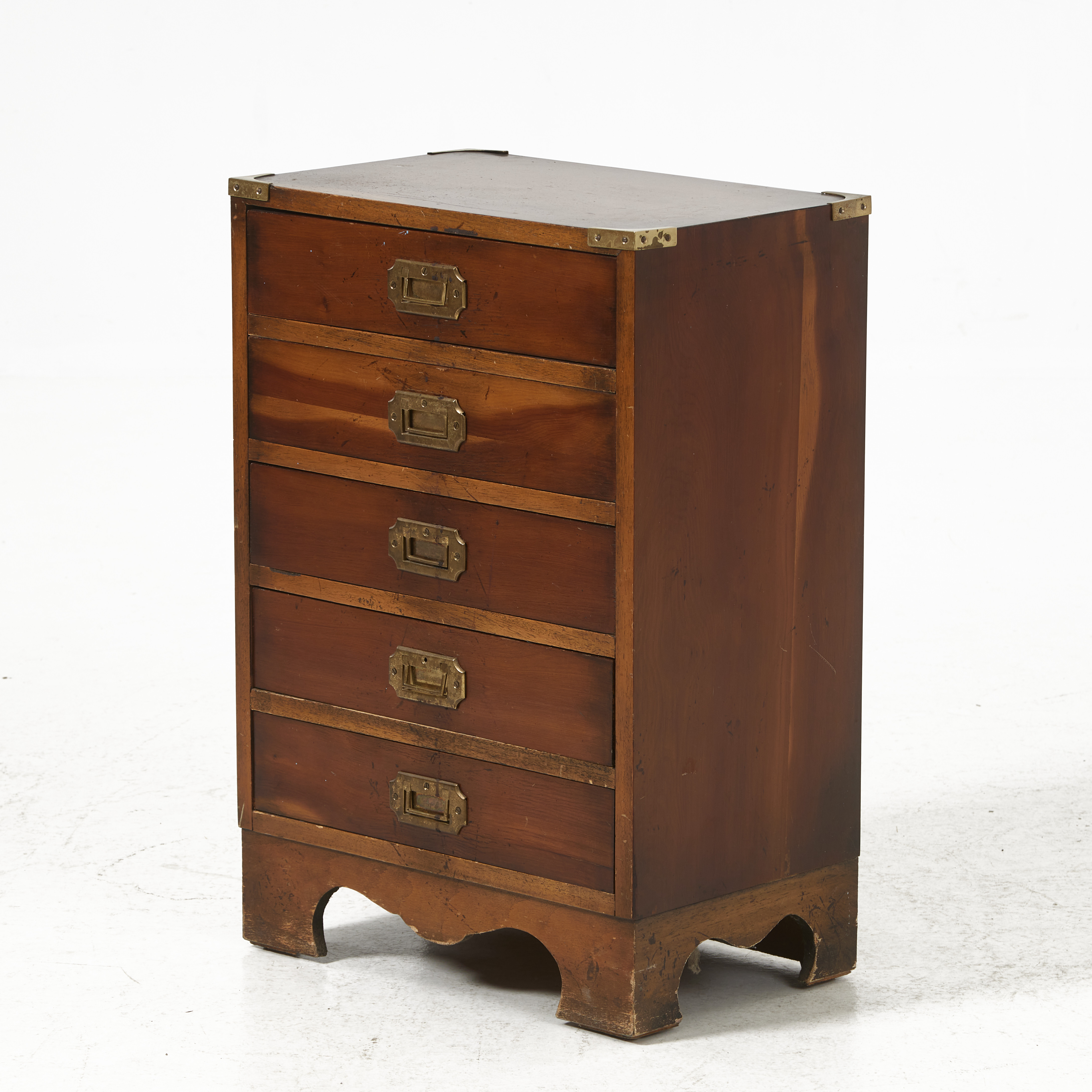 BYRÅ, 1900-talets senare del, engelsk stil, beslag och dekor i mässing.