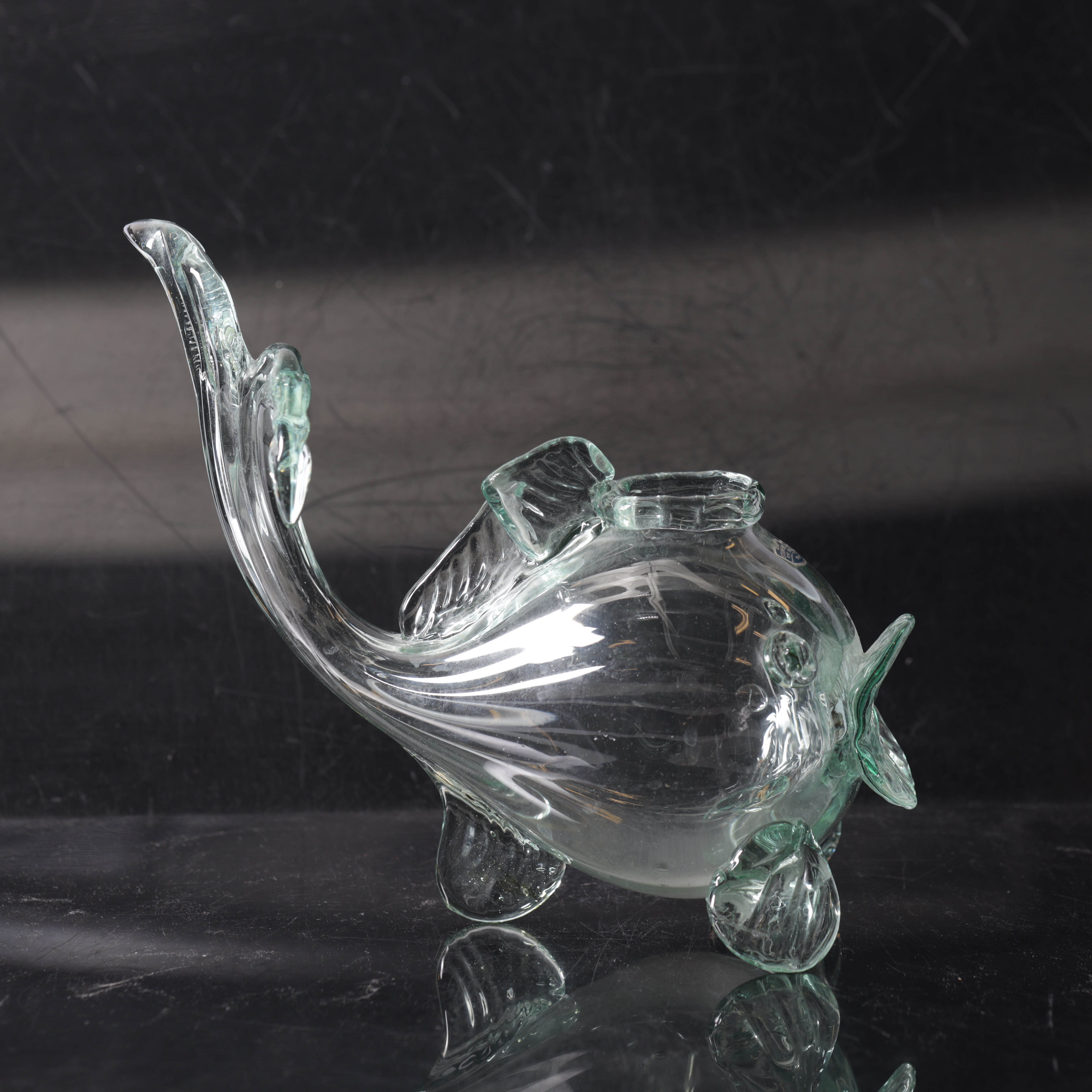 TURE BERGLUND. Vas, glas, i form av fisk, Stockholms glasbruk Skansen, 1900-tal.