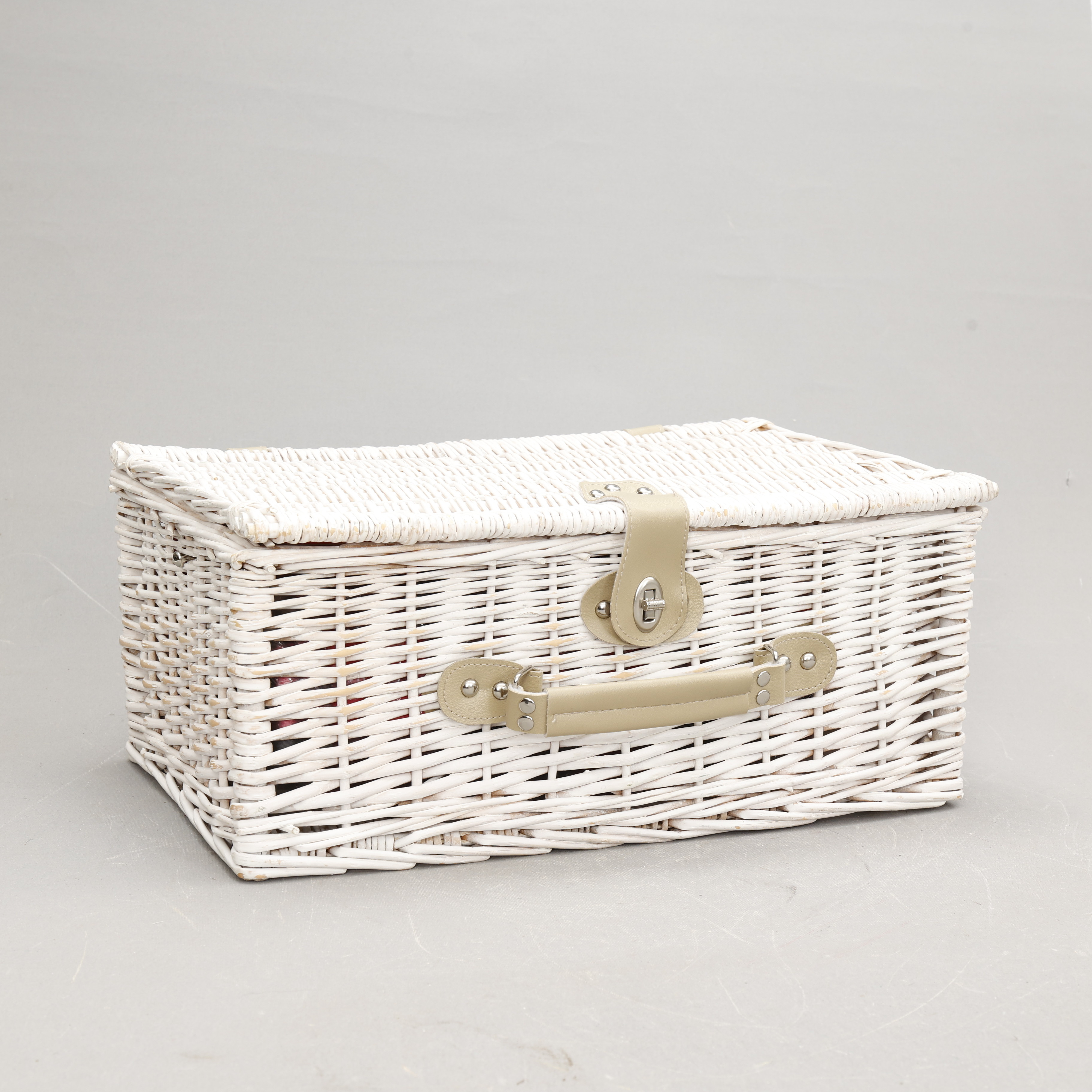 PICKNICKVÄSKA, innehållandes bestick,filt,fat, 1900-tal.