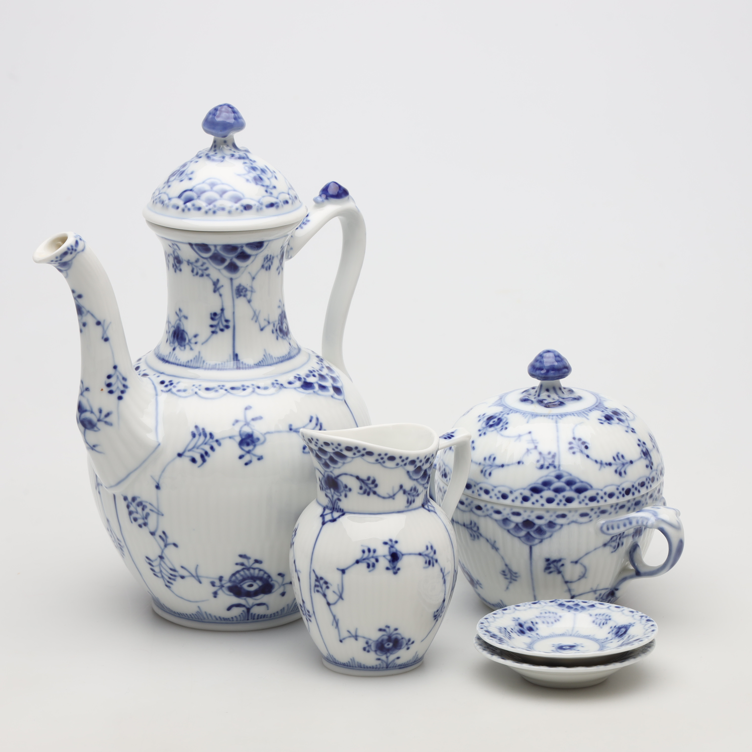 KAFFESERVISDELAR, 5 delar, porslin, "Musselmalet", halvblond, Royal Copenhagen.