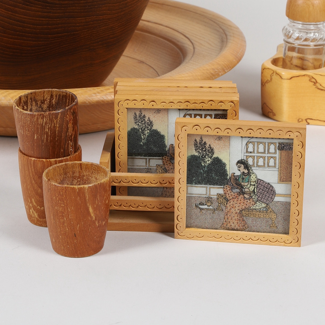 PARTI TRÄFÖREMÅL, bl.a. skål, fat, teunderlägg, 1900-talets senare hälft.