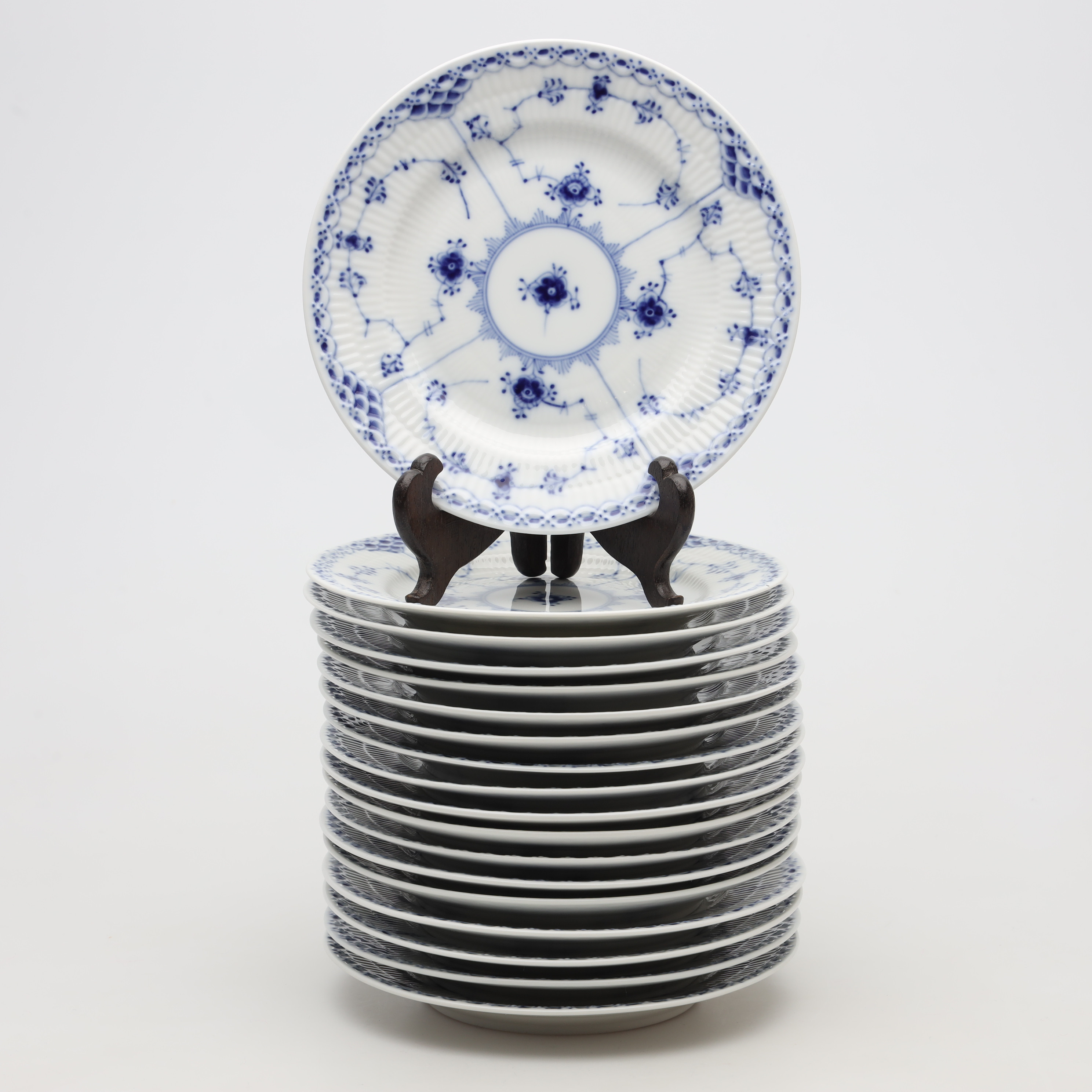 ASSIETTER, 18 st, porslin, "Musselmalet", halvblond, nr 574, Royal Copenhagen.