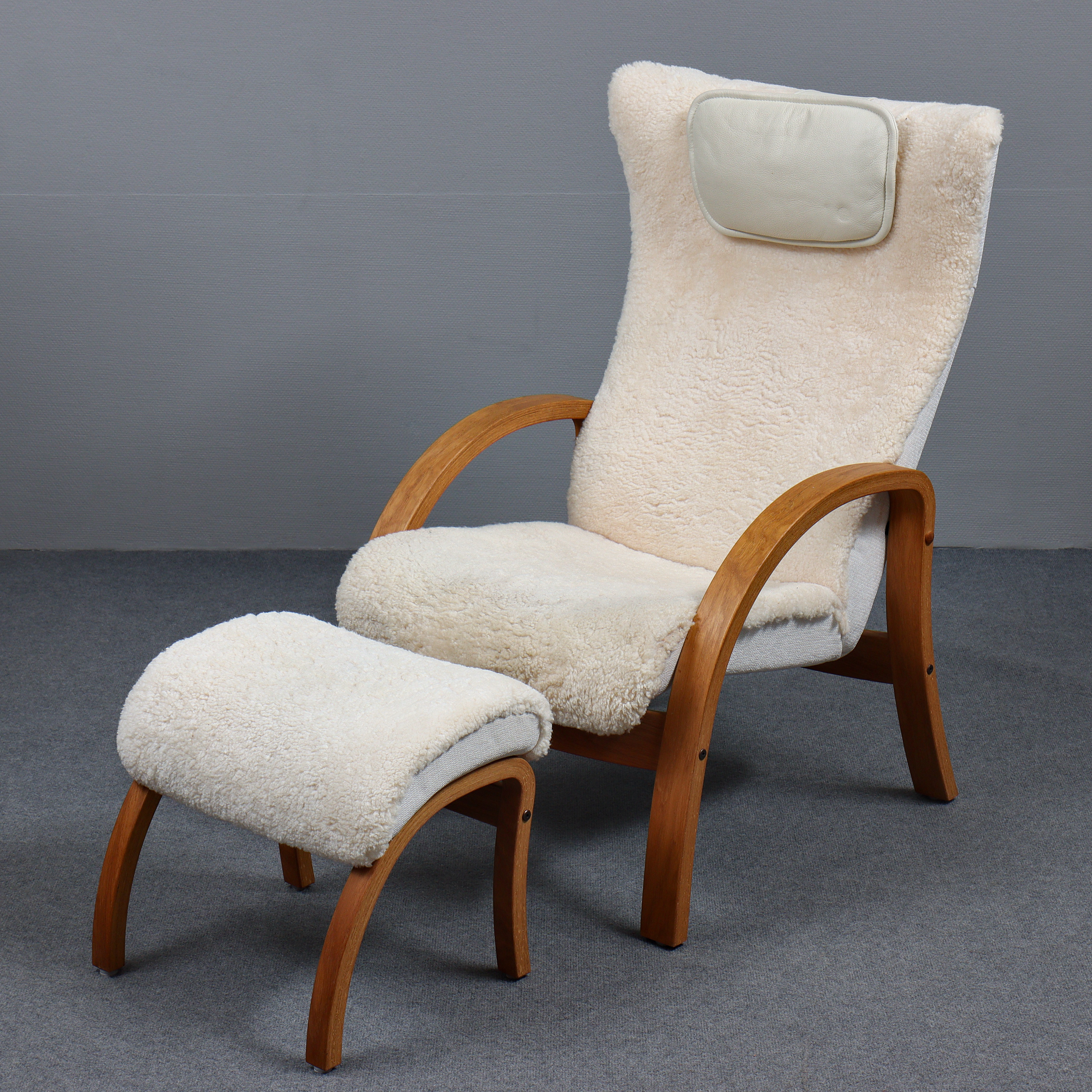 FÅTÖLJ MED FOTPALL, FÅRSKINN "EASY" DESIGN JAHN AAMODT, SAMTIDA.