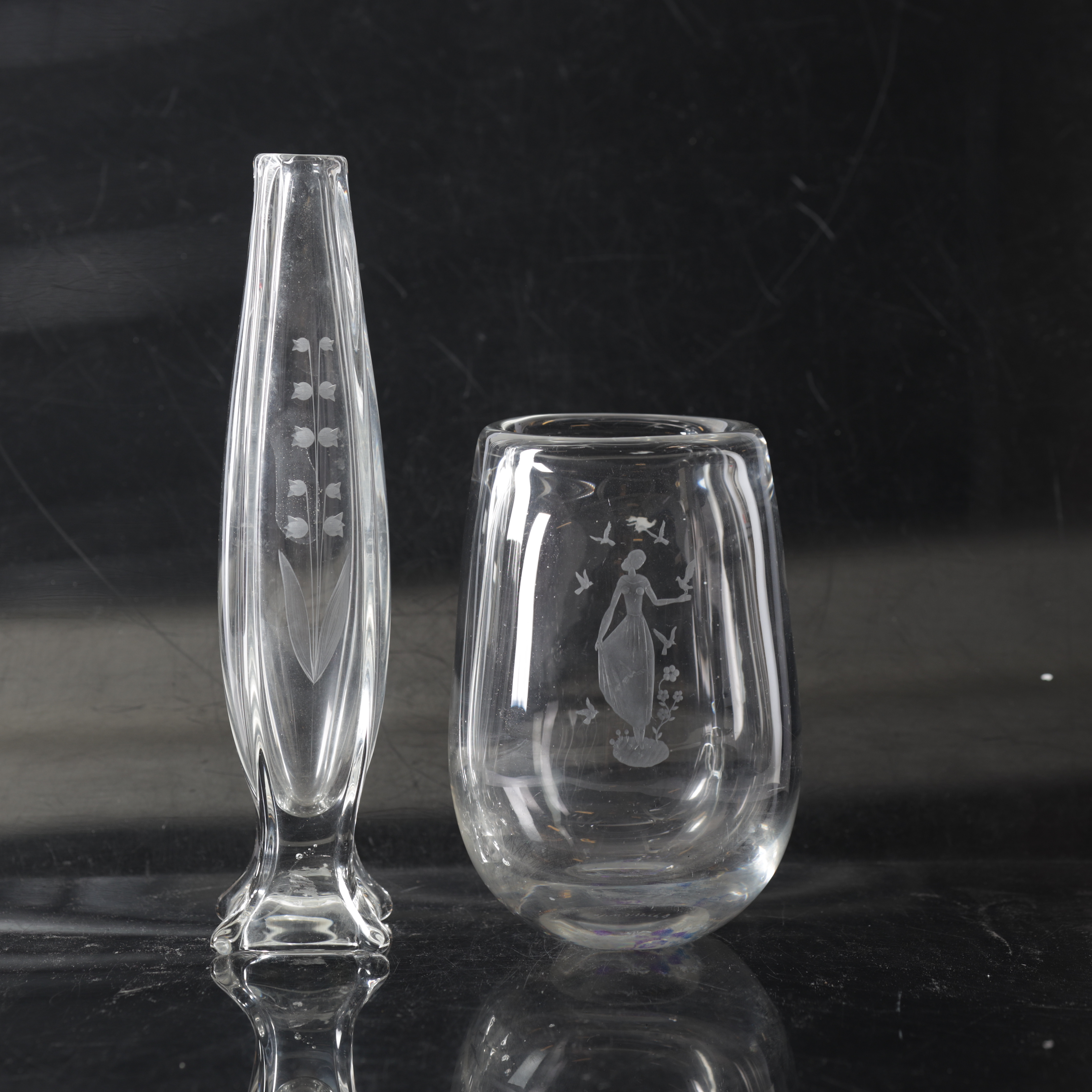 VICKE LINDSTRAND. Vaser, 2 st, glas, Vicke Lindstrand och Johansfors glasbruk.