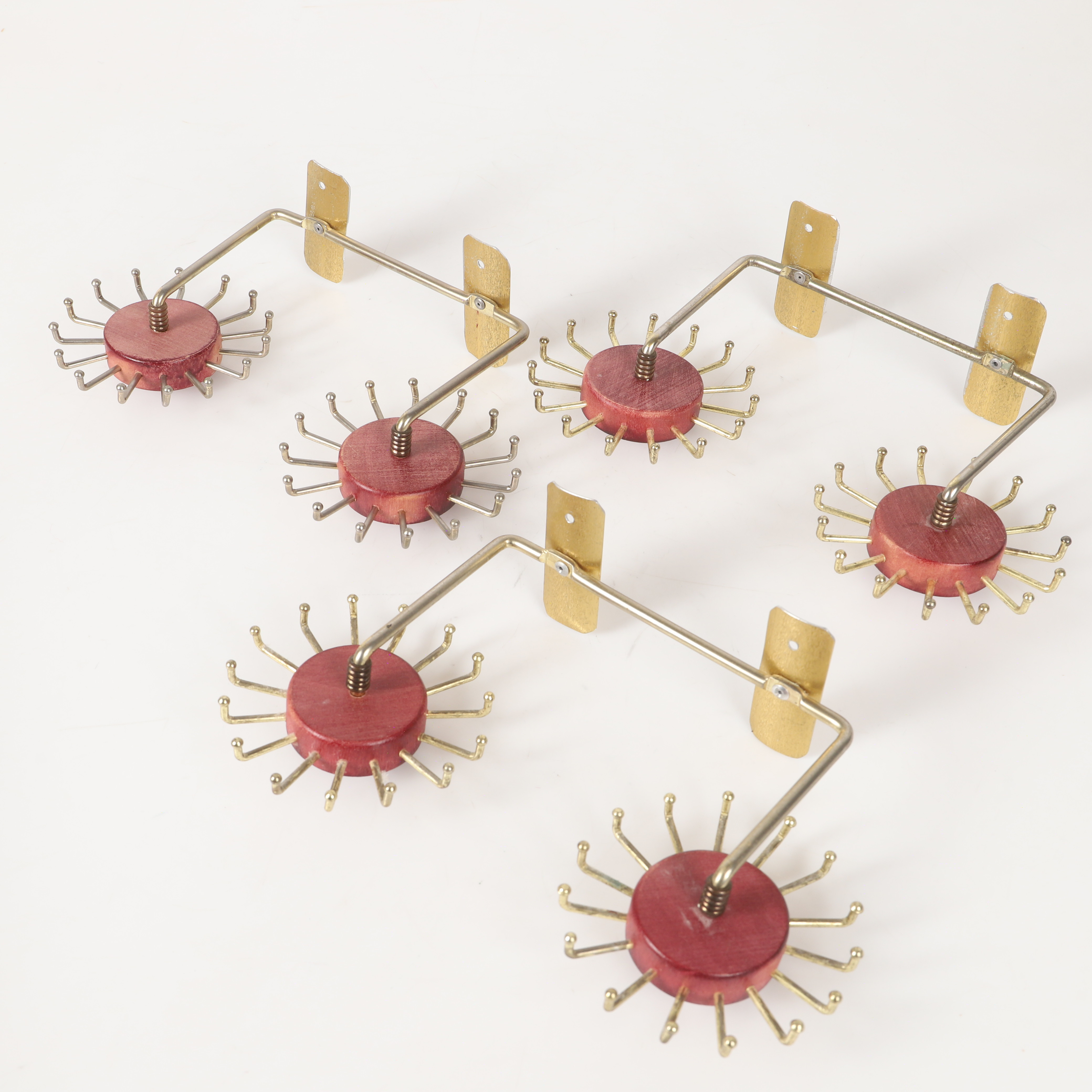 SLIPS-/BÄLTESHÄNGARE, 3 stycken, med 2 roterande hjul, metall/trä, 1900-tal.